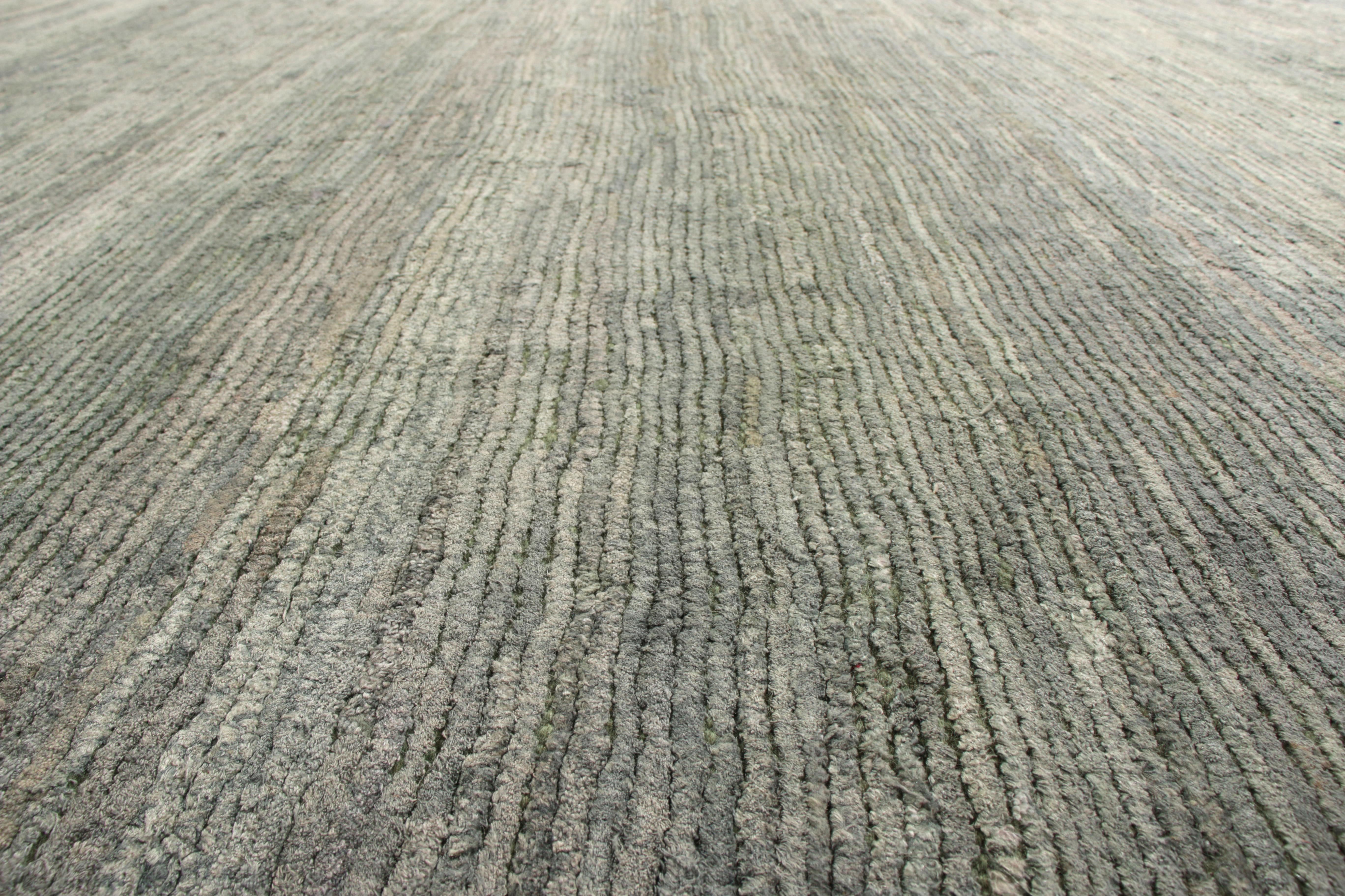 Handgeknüpfter moderner Ton-in-Ton-Ton-Teppich aus Seide für Teppiche und Kelim, grau-silber (Moderne) im Angebot