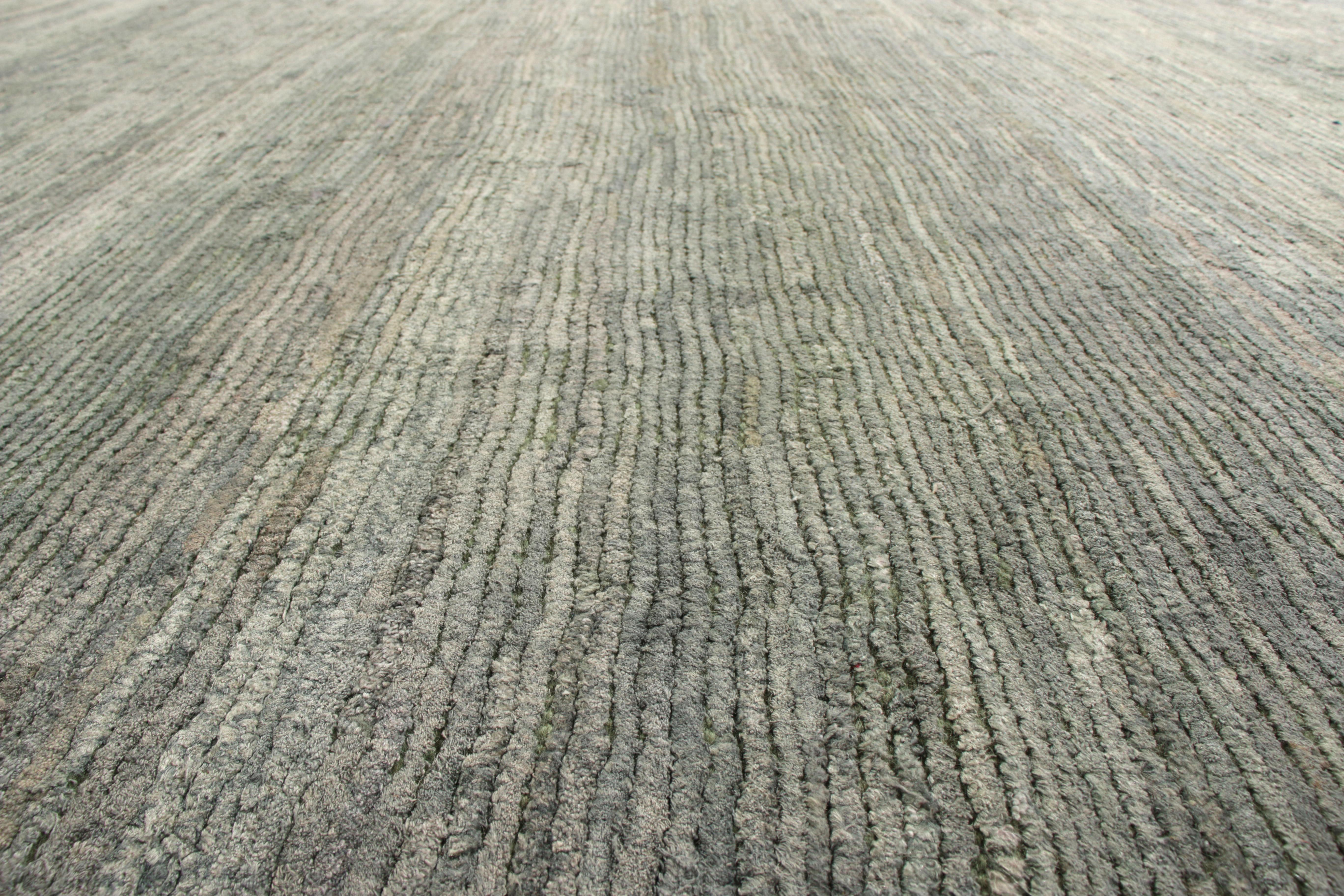 Moderno Rug & Kilim, Tappeto personalizzato moderno in seta annodato a mano tono su tono, Grigio-Argento in vendita