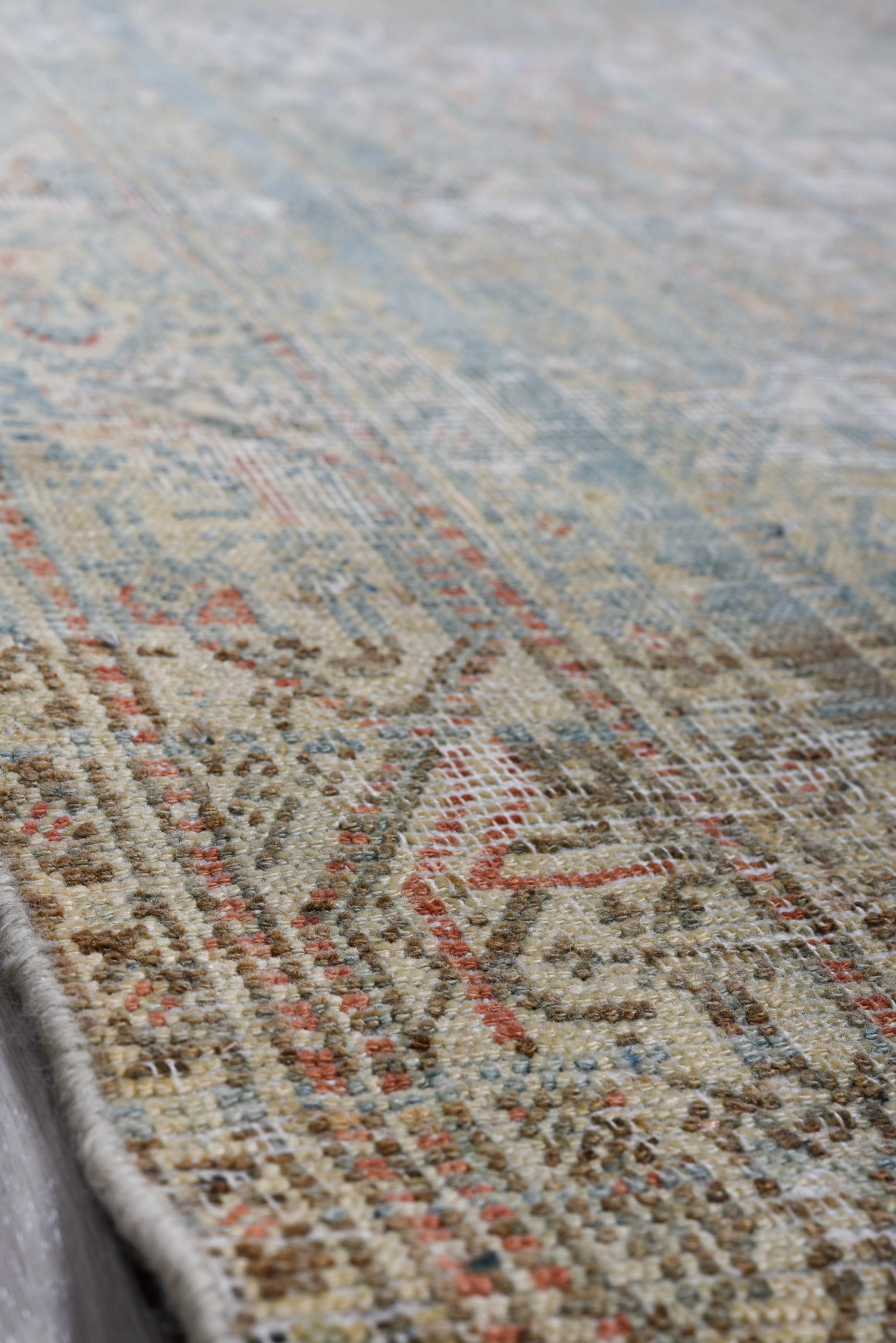 Tissé dans la ville de Sivas, au centre de la Turquie, vers les années 1920, ce chemin de fer présente une palette tranquille de bleu poudre, de vert brumeux, de terre cuite usée par le temps et de parchemin doux. Le champ est organisé en panneaux