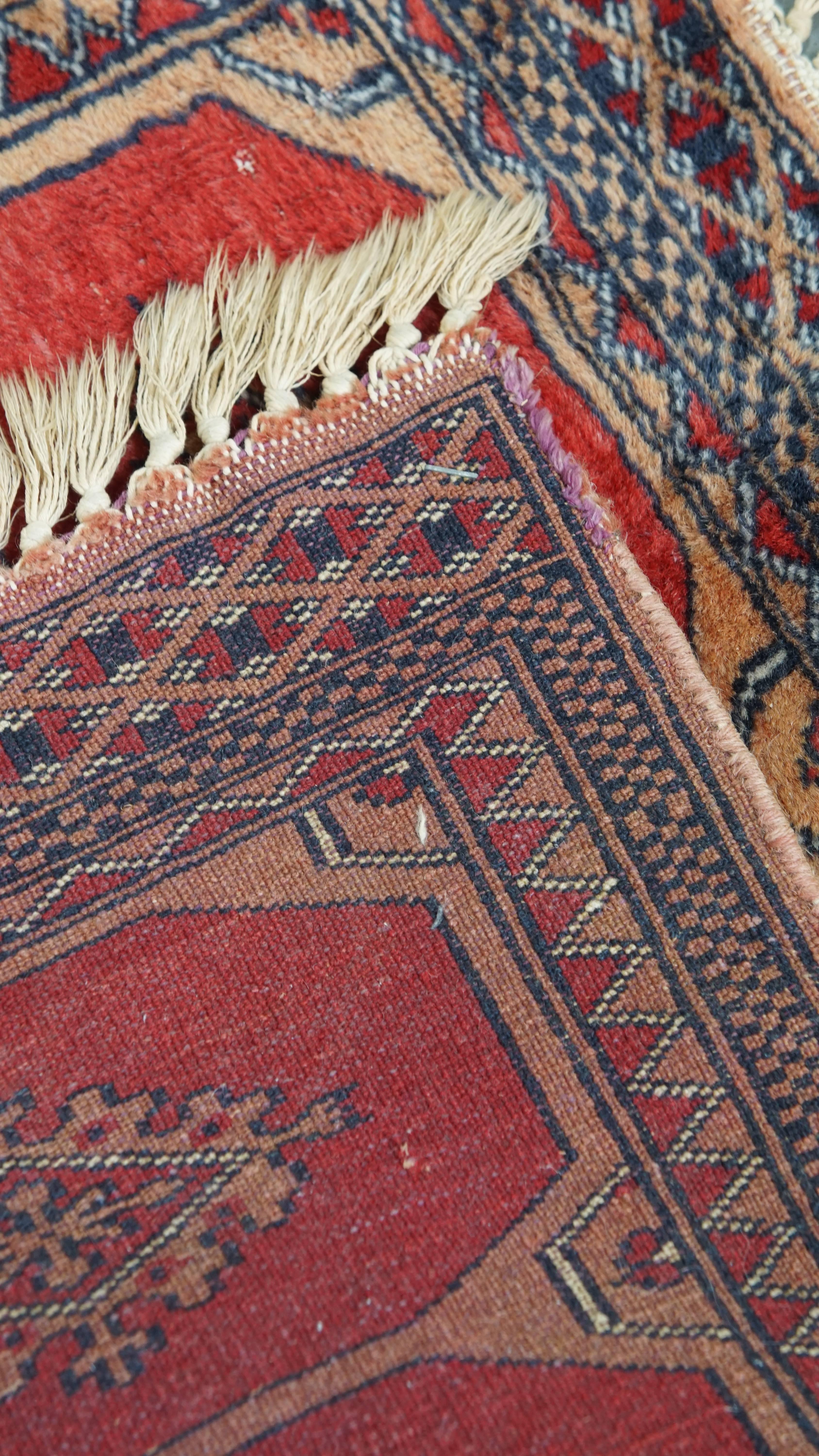 Handgeknüpfter quadratischer Teppich mit roten Tönen - 63x61 cm im Zustand „Relativ gut“ im Angebot in Harderwijk, NL