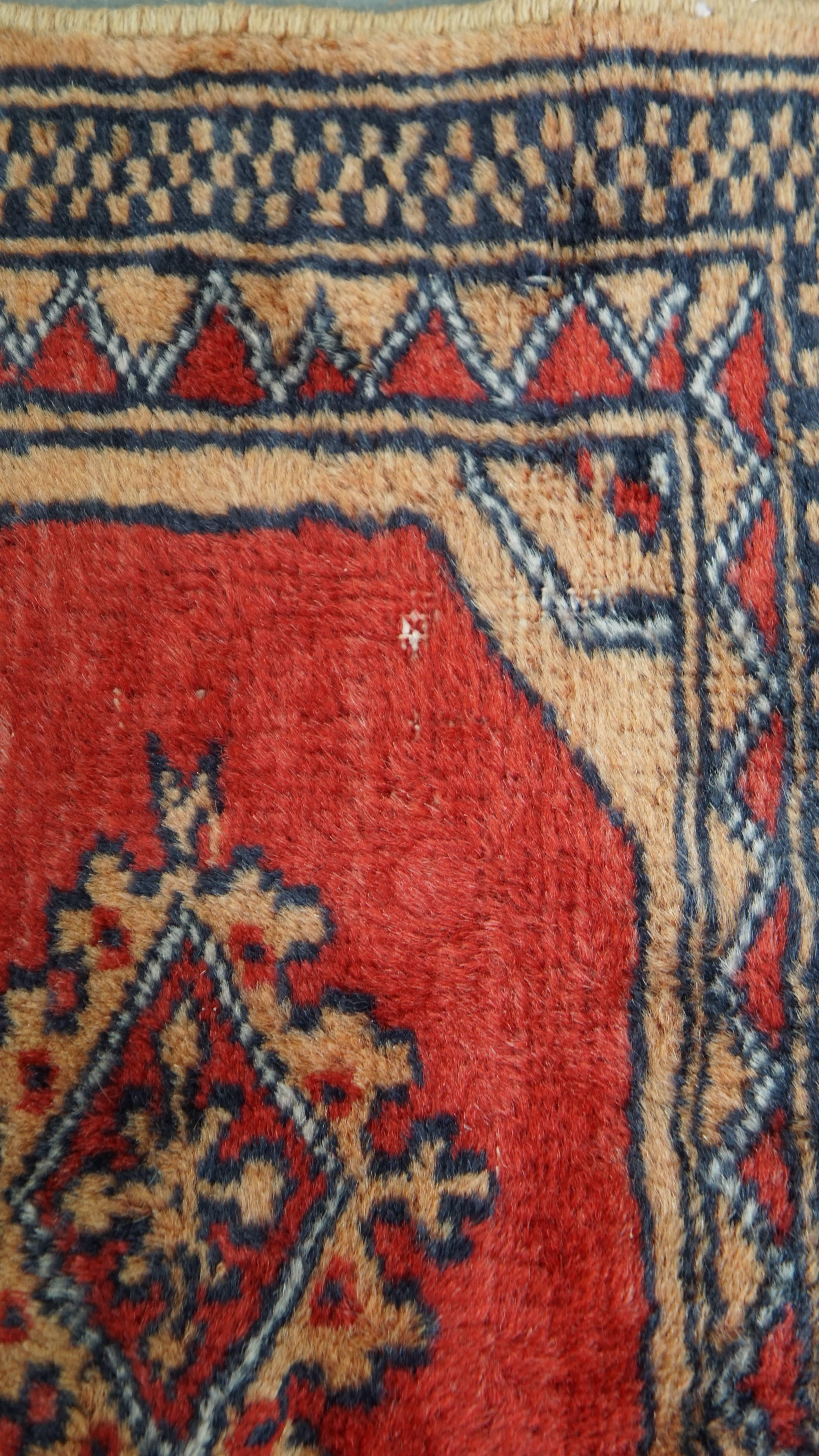 Handgeknüpfter quadratischer Teppich mit roten Tönen - 63x61 cm (20. Jahrhundert) im Angebot