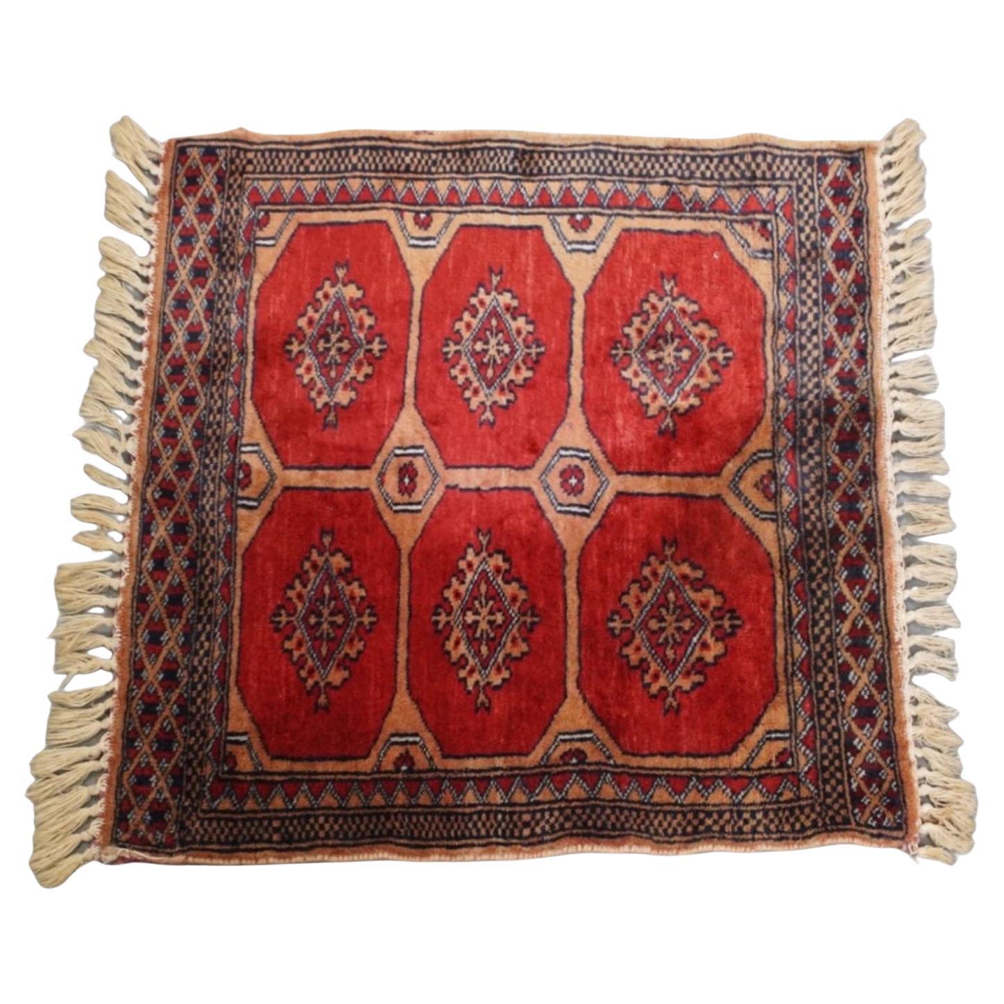 Handgeknüpfter quadratischer Teppich mit roten Tönen - 63x61 cm