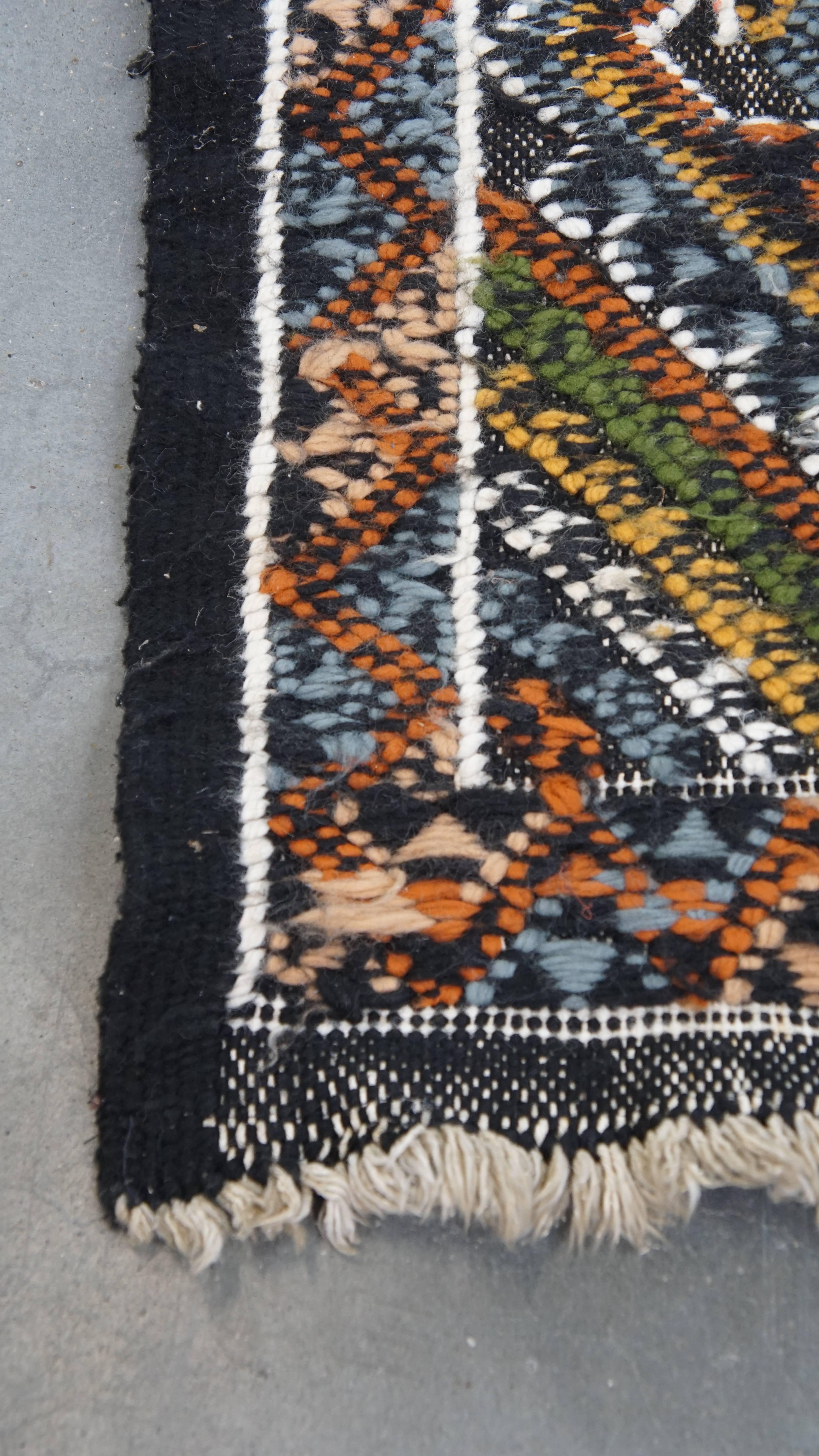 Let your home shine with this beautiful rug. It features lovely colors and stunning details. These types of rugs are not only a sought-after item for the living room but also a great addition to a bedroom, office, or hallway. A rug adds a touch of