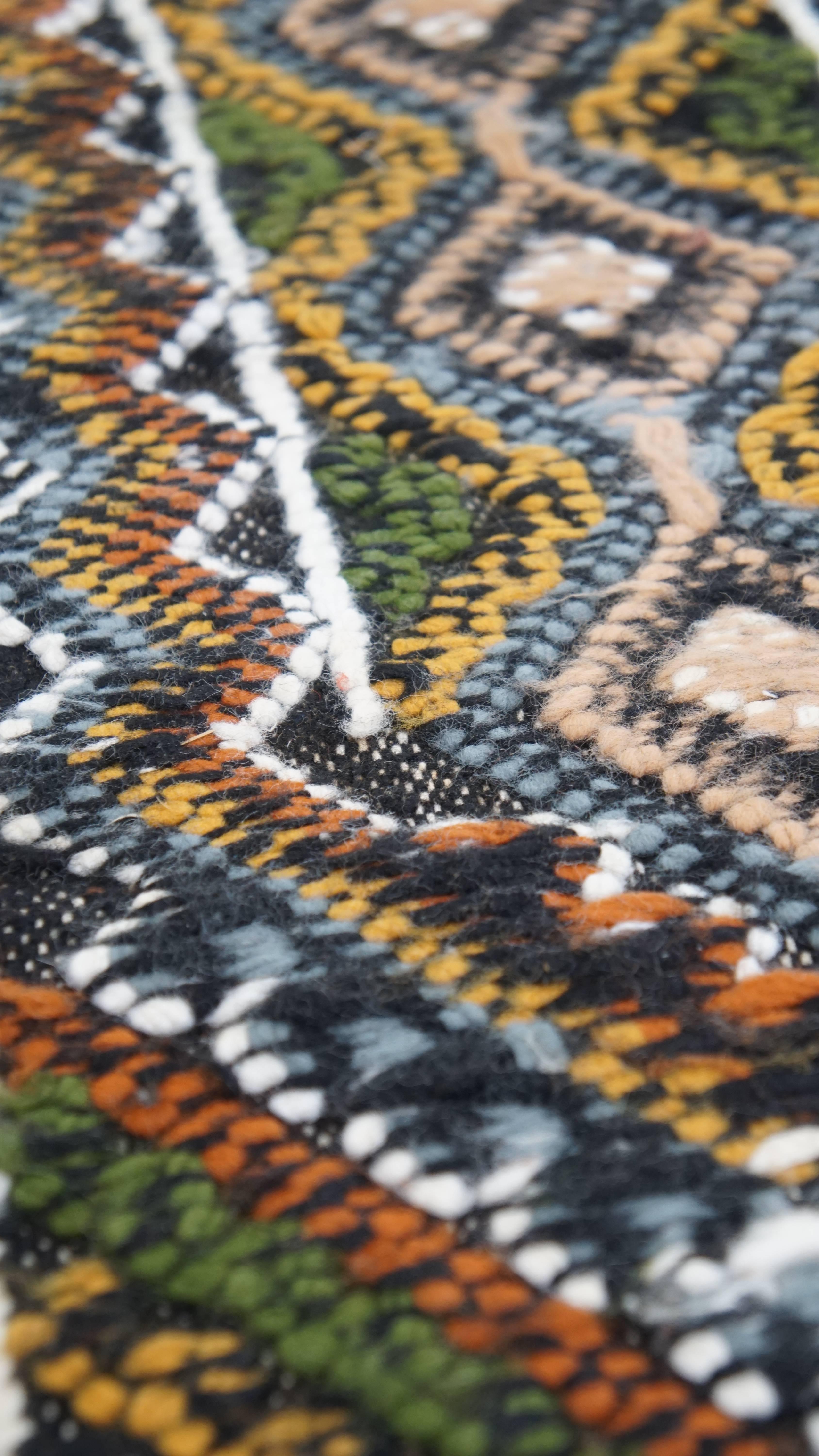 Classical Roman Hand-Knotted Subtle Colorful Rug with Beautiful Pattern – 108x50 cm For Sale