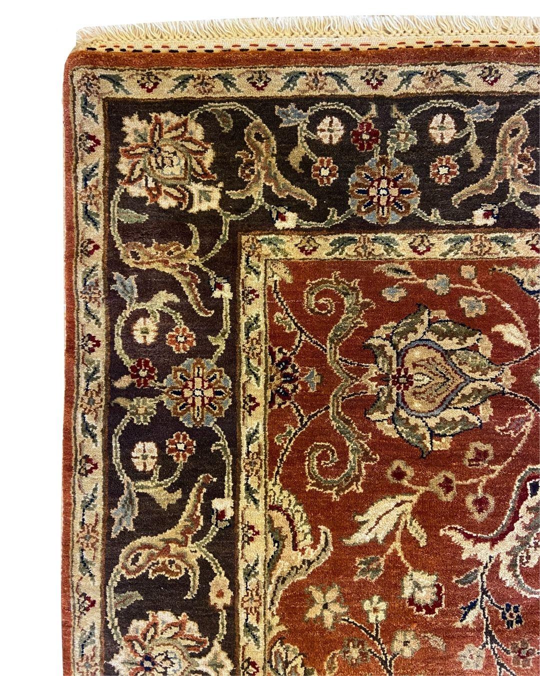 Ce tapis Sultanabad noué à la main en laine organique rouge rouille et grise, 4' x 6', est un mélange intemporel de savoir-faire artisanal et de design classique. Méticuleusement tissé à la main avec de la laine 100 % biologique et des teintures