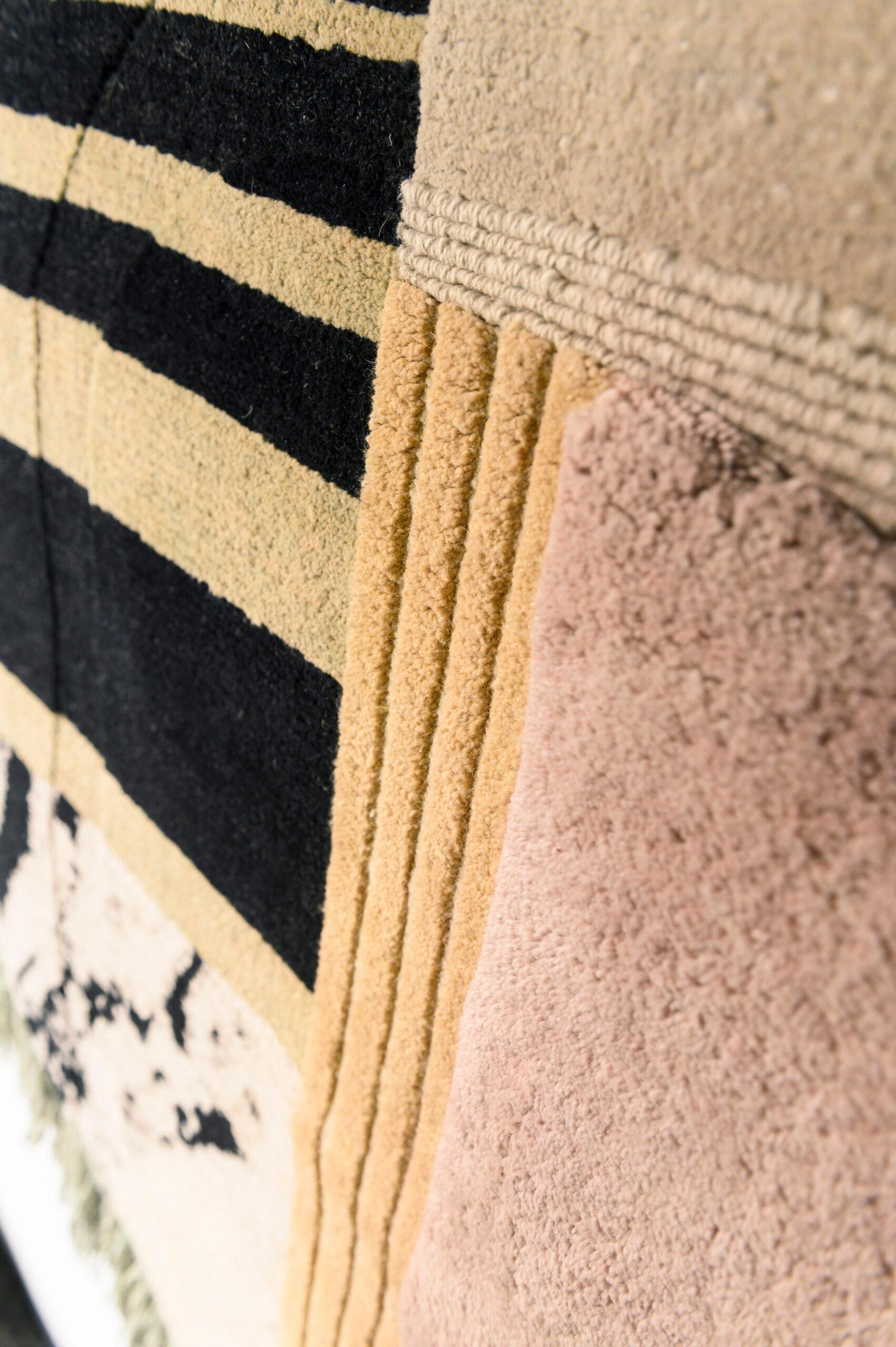 Handgeknüpftes Textilplakat #11 von Lyk Carpet (Postmoderne) im Angebot