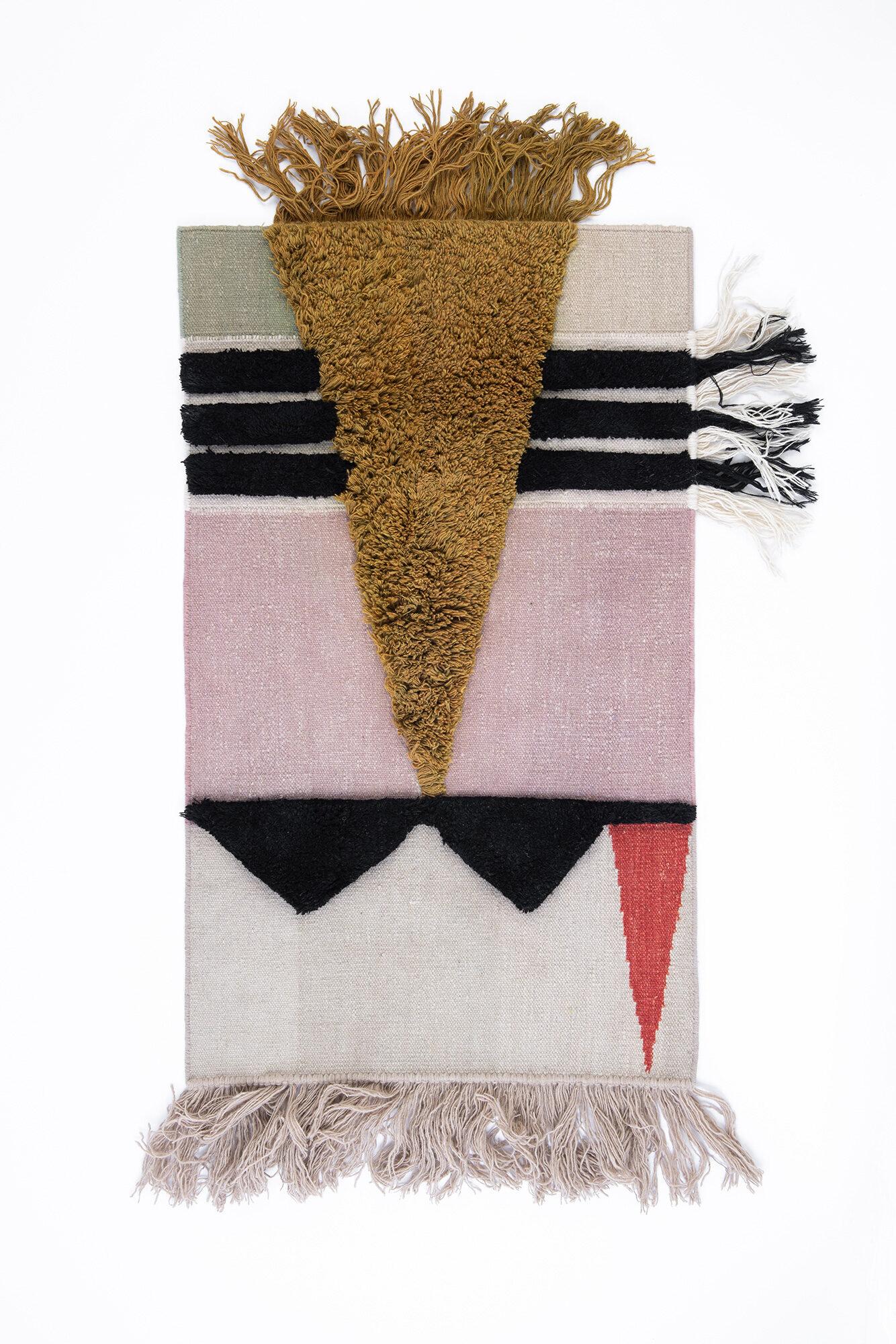 Handgeknüpftes Textil Poster #12 von Lyk carpet
Ein Unikat.
Abmessungen: B 85 x L 140 cm.
MATERIALIEN: 100% handgesponnene tibetische Hochlandwolle von lebenden Schafen, traditionell pflanzengefärbt, kannengefärbt.
Manuelle Techniken und