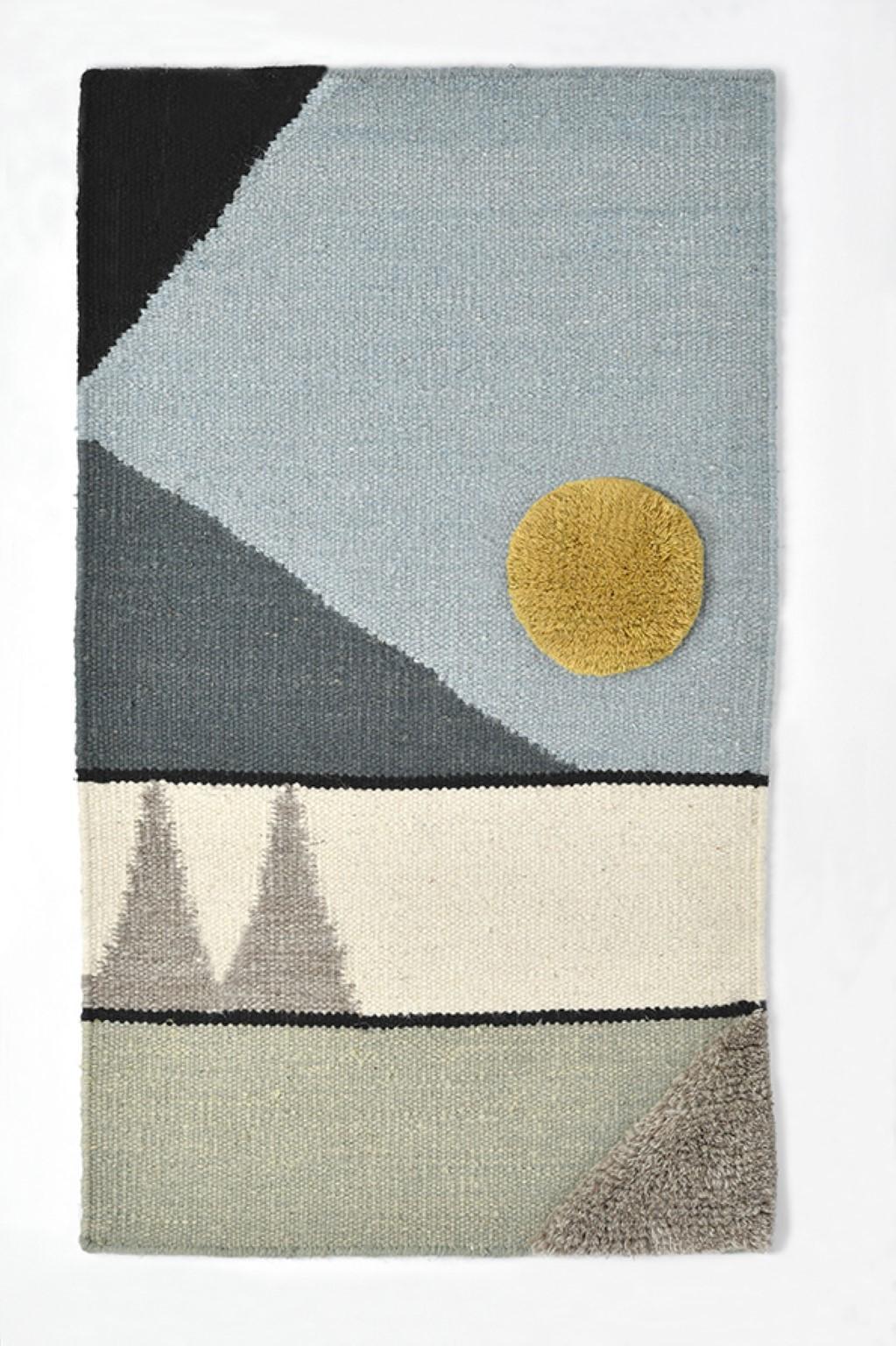 Handgeknüpftes Textilposter #7 von Lyk Carpet
Abmessungen: B 50 x L 80 cm.
MATERIALIEN: 100% tibetische Hochlandwolle, handgekämmte und handgesponnene Schurwolle, natürliche pflanzengefärbte Wolle, 100 Knoten pro Quadratzoll.
Handgeknüpfte manuelle
