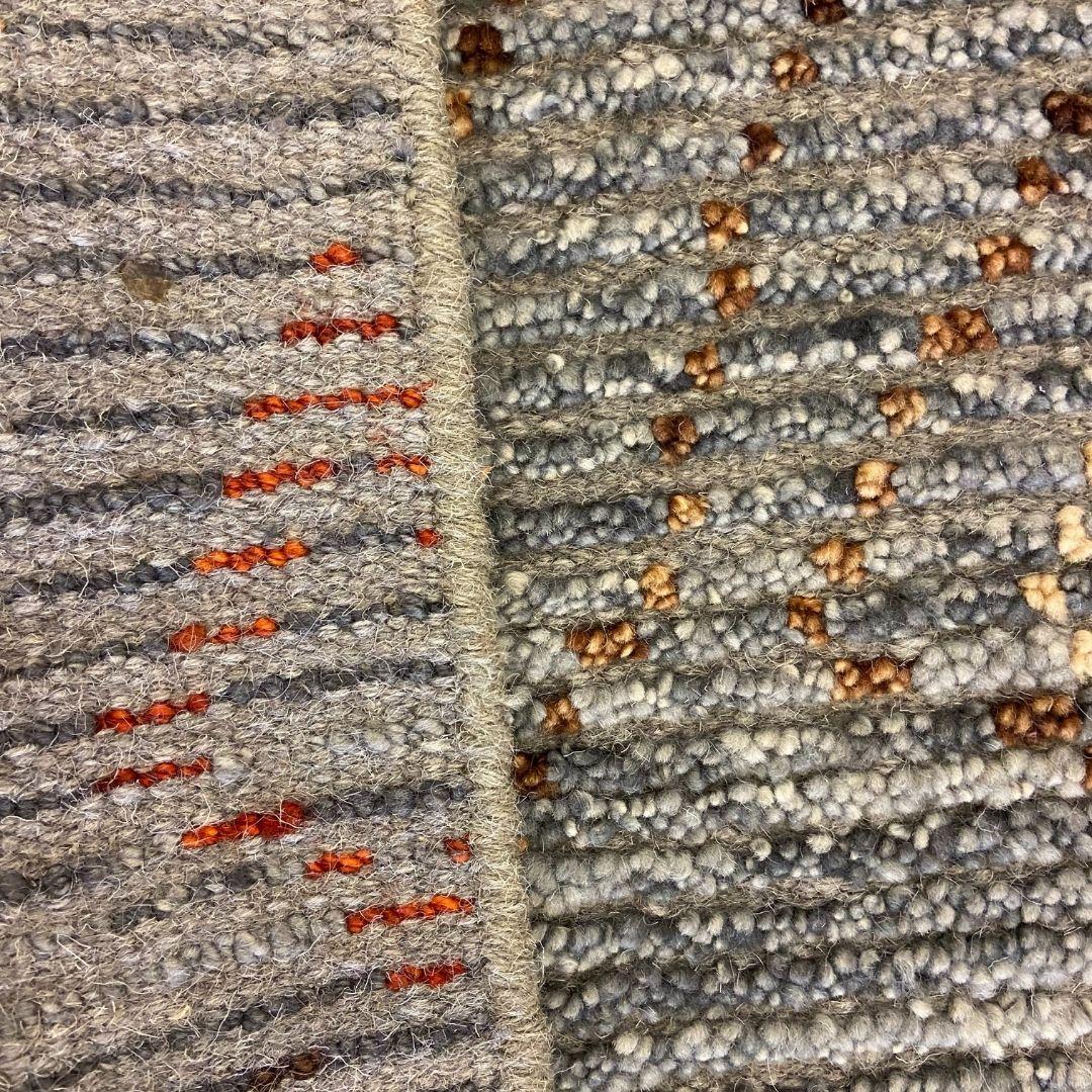 Tappeto tribale in lana testurizzata annodata a mano in grigio, blu, arancione e marrone, 2' x 2' in vendita 2