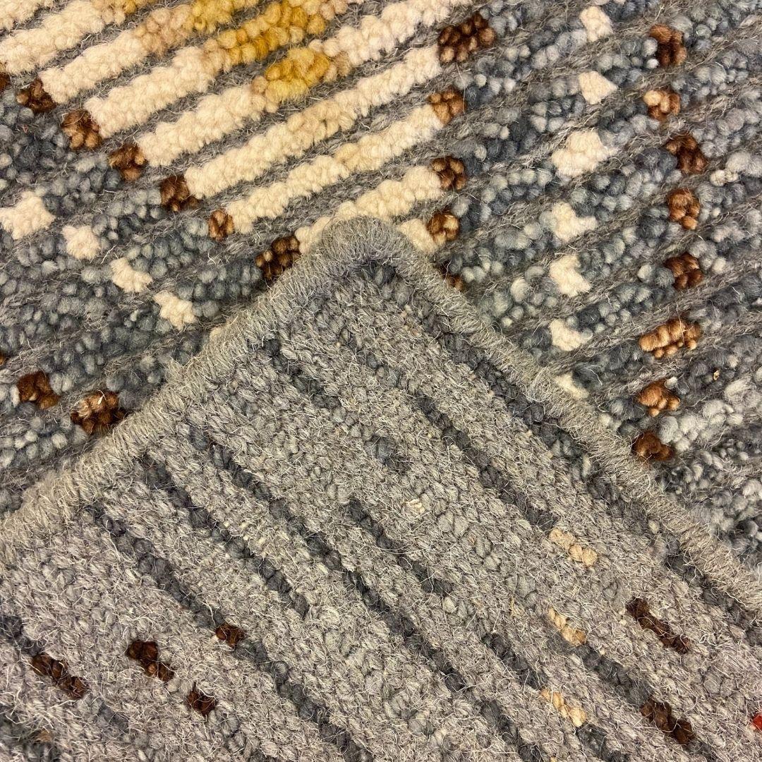 Tappeto tribale in lana testurizzata annodata a mano in grigio, blu, arancione e marrone, 2' x 2' in vendita 3