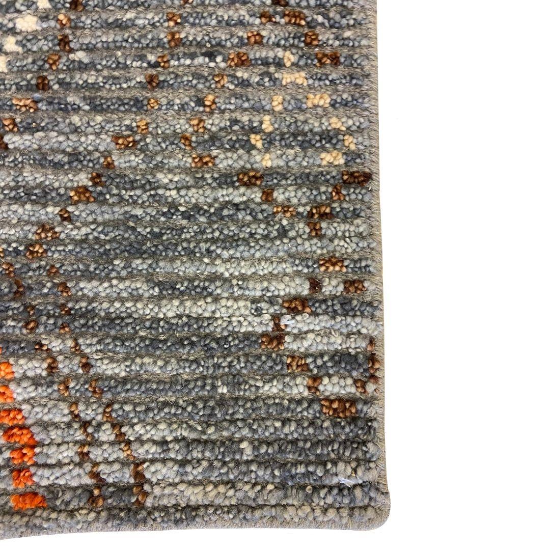 Moderno Tappeto tribale in lana testurizzata annodata a mano in grigio, blu, arancione e marrone, 2' x 2' in vendita