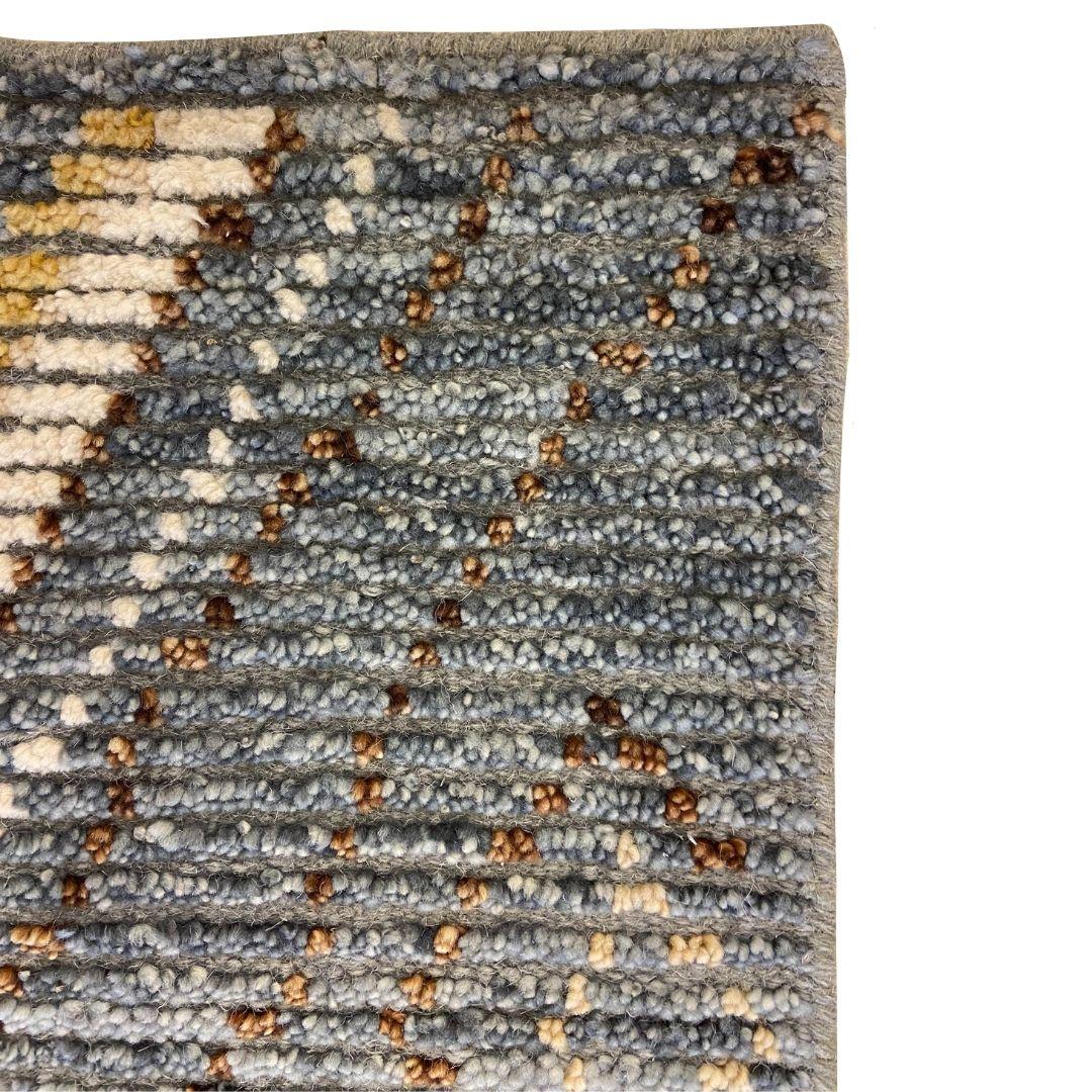 Tintura vegetale Tappeto tribale in lana testurizzata annodata a mano in grigio, blu, arancione e marrone, 2' x 2' in vendita