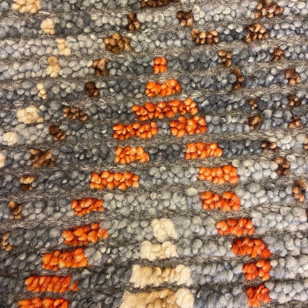 XXI secolo e contemporaneo Tappeto tribale in lana testurizzata annodata a mano in grigio, blu, arancione e marrone, 2' x 2' in vendita