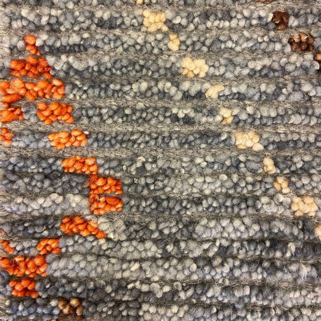Tappeto tribale in lana testurizzata annodata a mano in grigio, blu, arancione e marrone, 2' x 2' in vendita 1