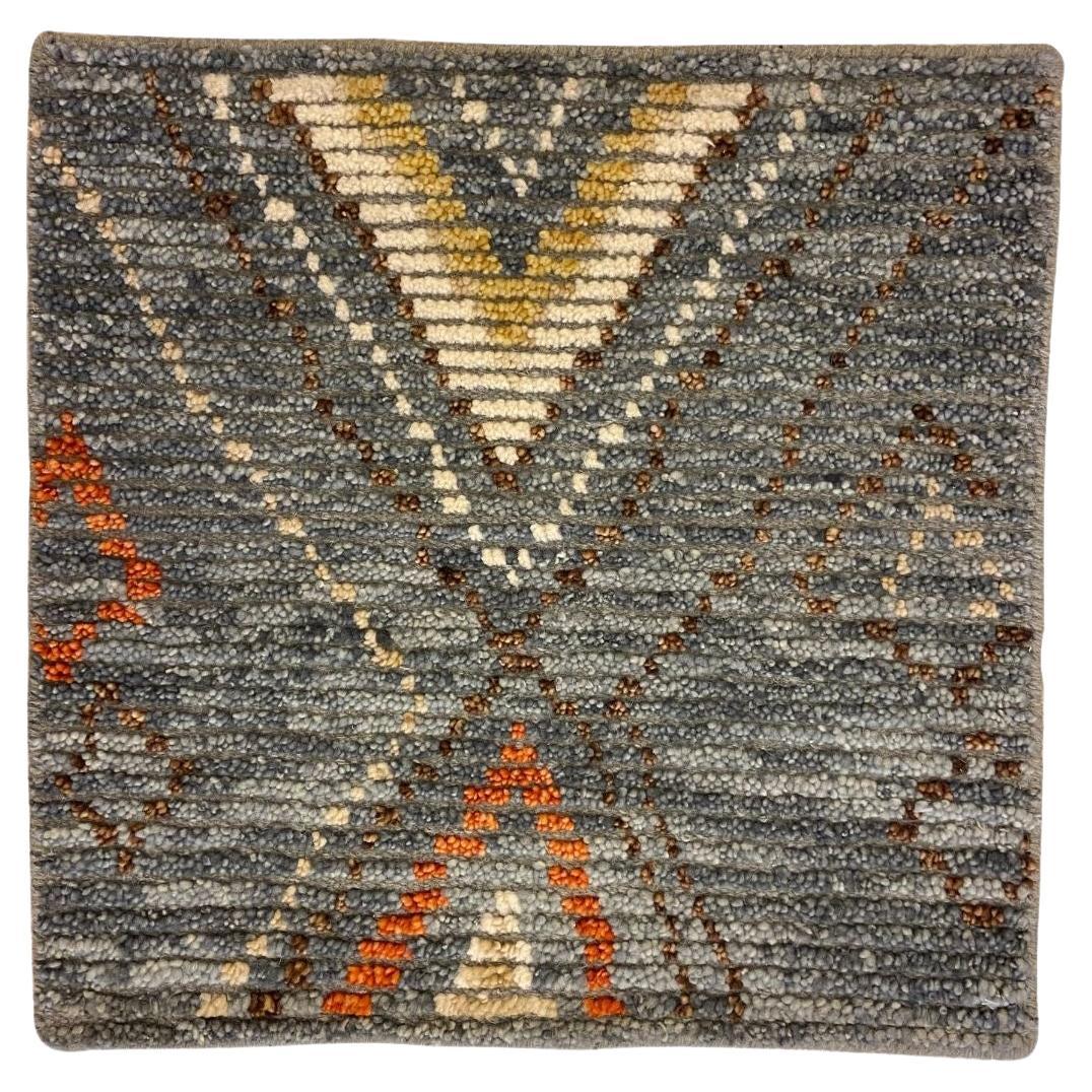 Tappeto tribale in lana testurizzata annodata a mano in grigio, blu, arancione e marrone, 2' x 2' in vendita