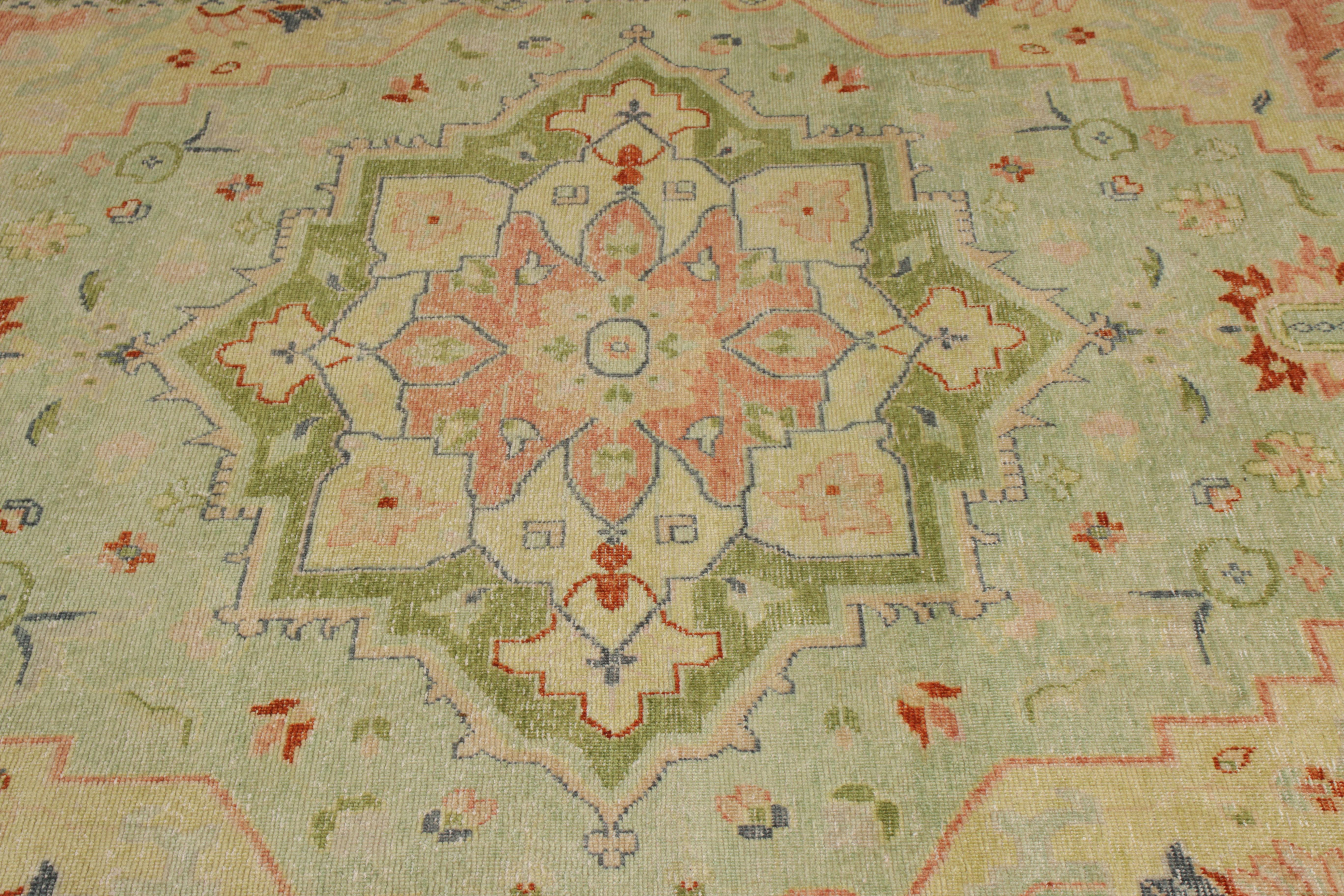 Agra Rug & Kilim's Tapis traditionnel noué à la main Jade Vert Pêche Rose Médaillon en vente