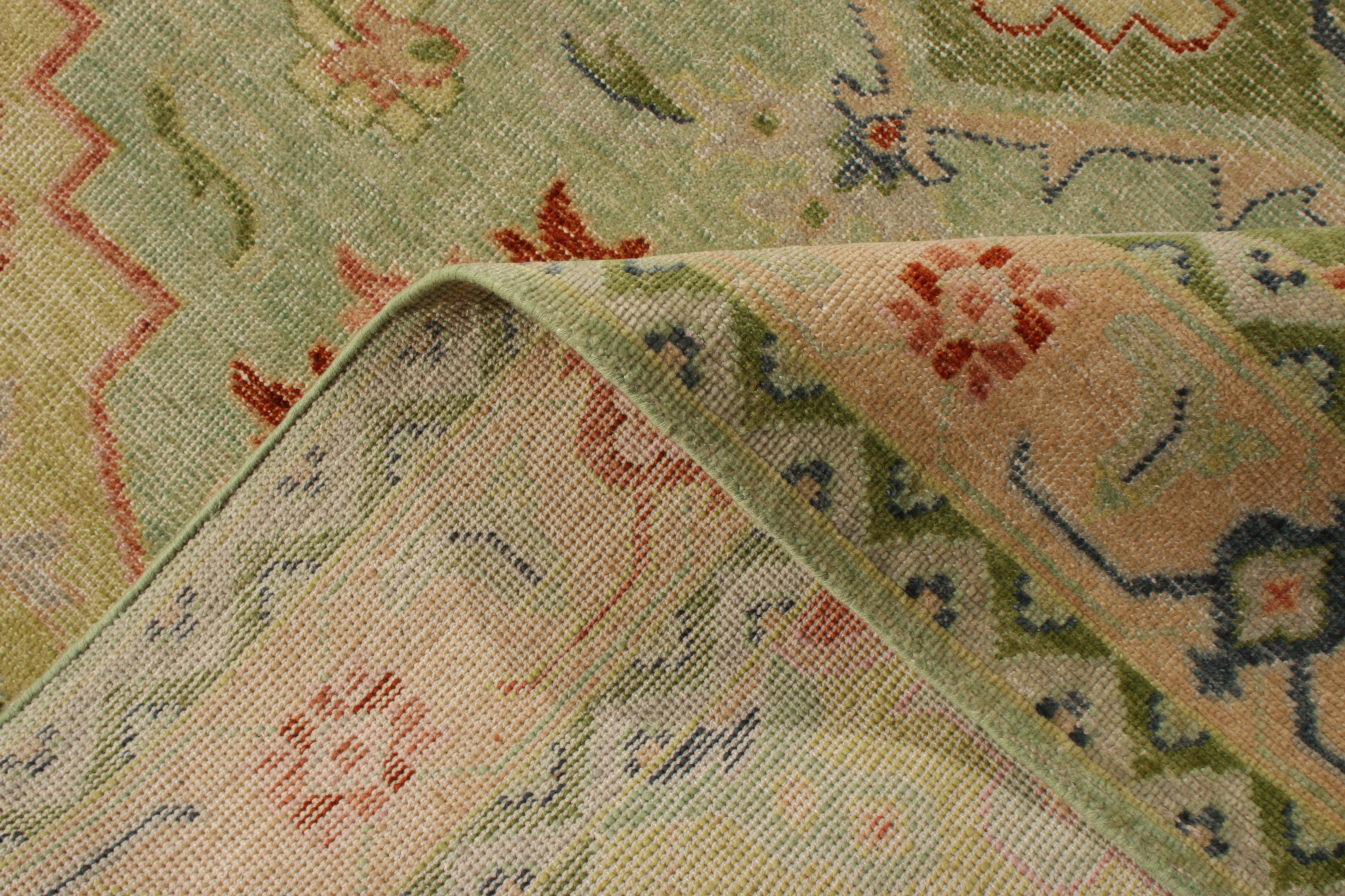 Noué à la main Rug & Kilim's Tapis traditionnel noué à la main Jade Vert Pêche Rose Médaillon en vente