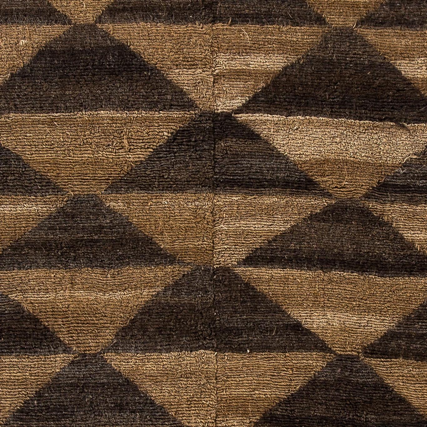 Transform your space with the understated luxury of our Moroccan-style hand-knotted Tulu rug, inspired by the heritage-rich designs of the Beni Ourain tribes. This rug is a celebration of craftsmanship and tradition, entirely handmade by skilled