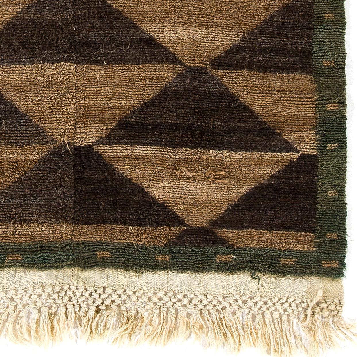 Alfombra Tulu anudada a mano, 100% lana. Colores marrón y verde. Opciones personalizadas disponibles en Nuevo estado para la venta en Spring Valley, NY