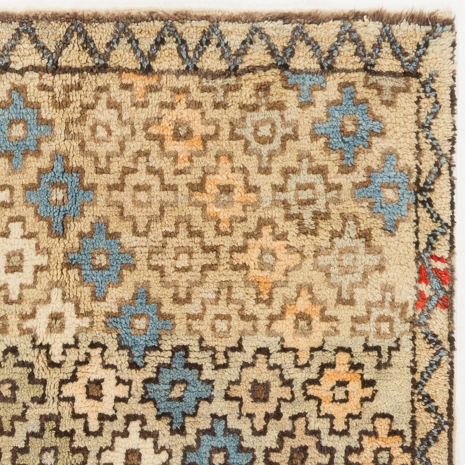 Moderno Tappeto Tulu annodato a mano con colori tenui e motivi floreali stilizzati. in vendita