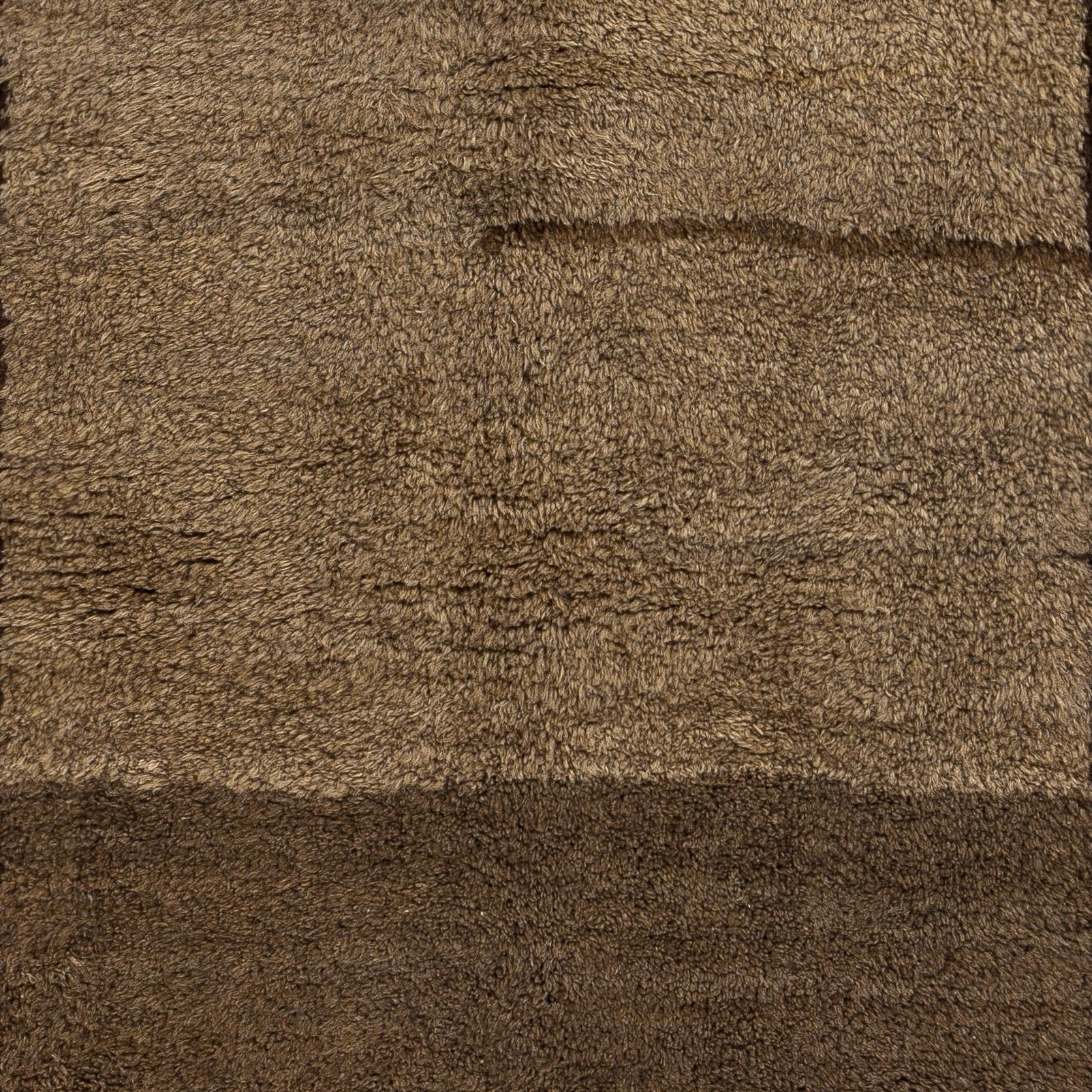 Transforma tu espacio con el discreto lujo de nuestra alfombra Tulu de estilo marroquí anudada a mano, inspirada en los diseños ricos en patrimonio de las tribus Beni Ourain. Esta alfombra es una celebración de la artesanía y la tradición, hecha