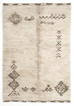 Tapis "Tulu" noué à la main en laine naturelle non teintée. Options sur-mesure disponibles