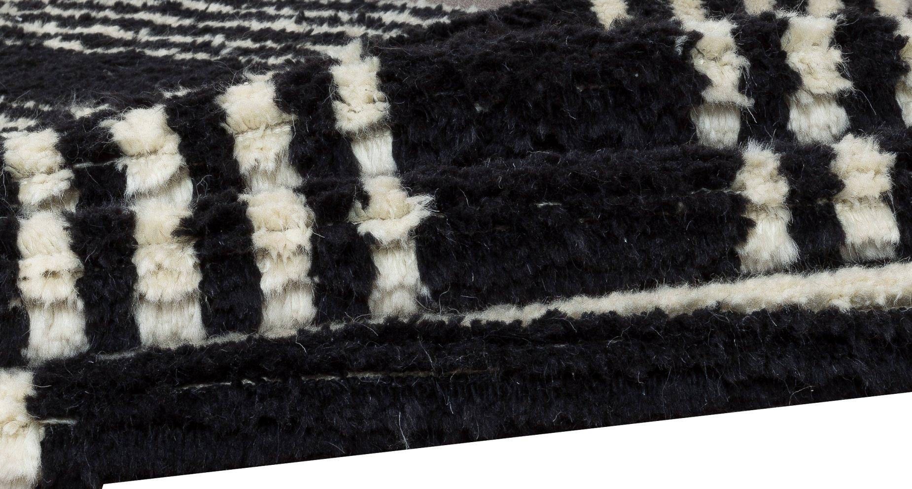 Handgeknüpfter „Tulu“-Läufer aus schwarzer und cremefarbener Wolle, Sonderanfertigung. (Moderne) im Angebot