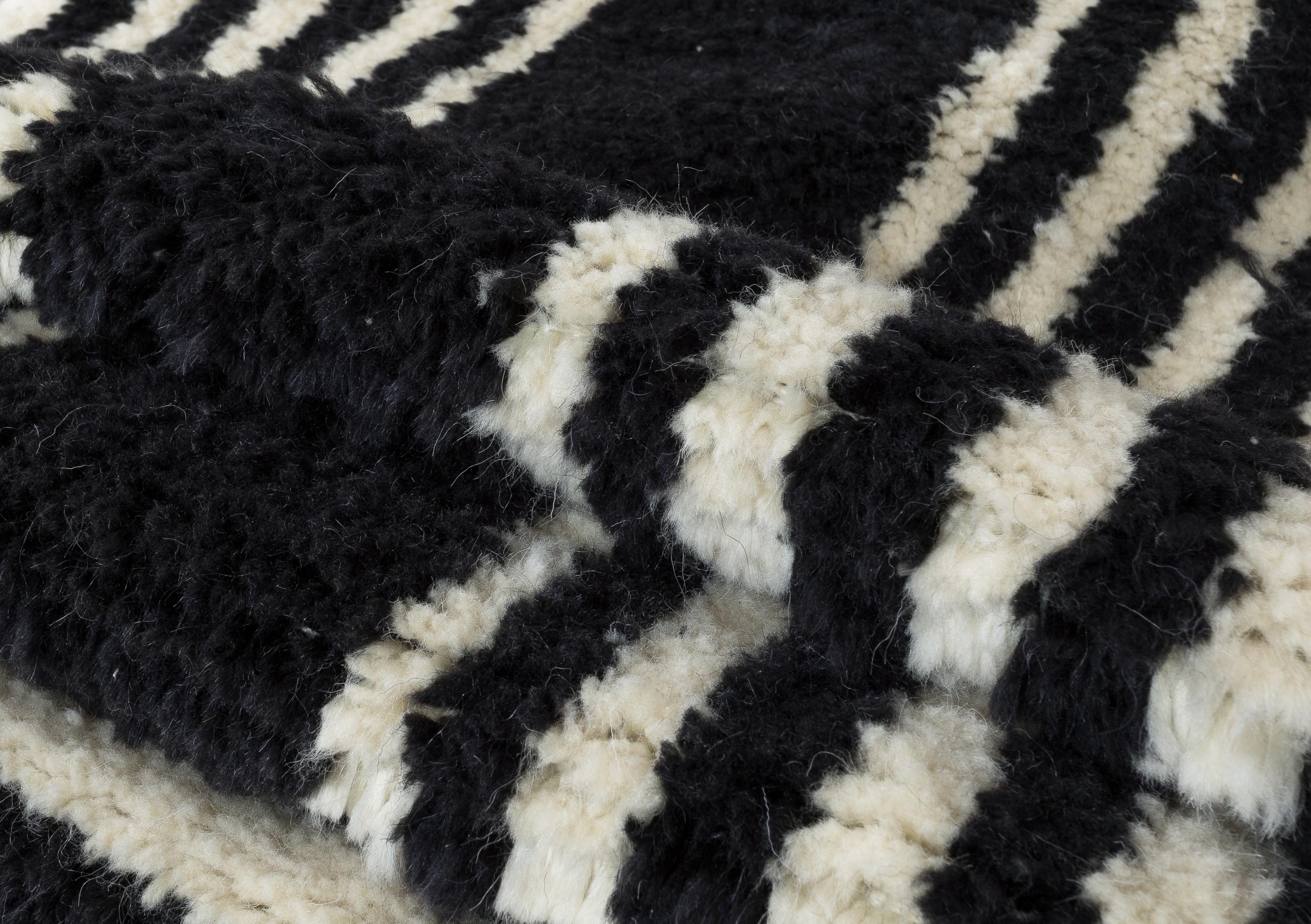 Handgeknüpfter „Tulu“-Läufer aus schwarzer und cremefarbener Wolle, Sonderanfertigung. im Zustand „Neu“ im Angebot in Philadelphia, PA