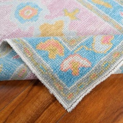 Handgeknüpfter türkischer Oushak-Wollteppich, 2 x 4, rosa-blaue Blumenmuster