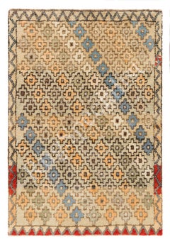Handgeknüpfter türkischer Wollteppich mit gedeckten Farben und geometrischem Blumenmuster