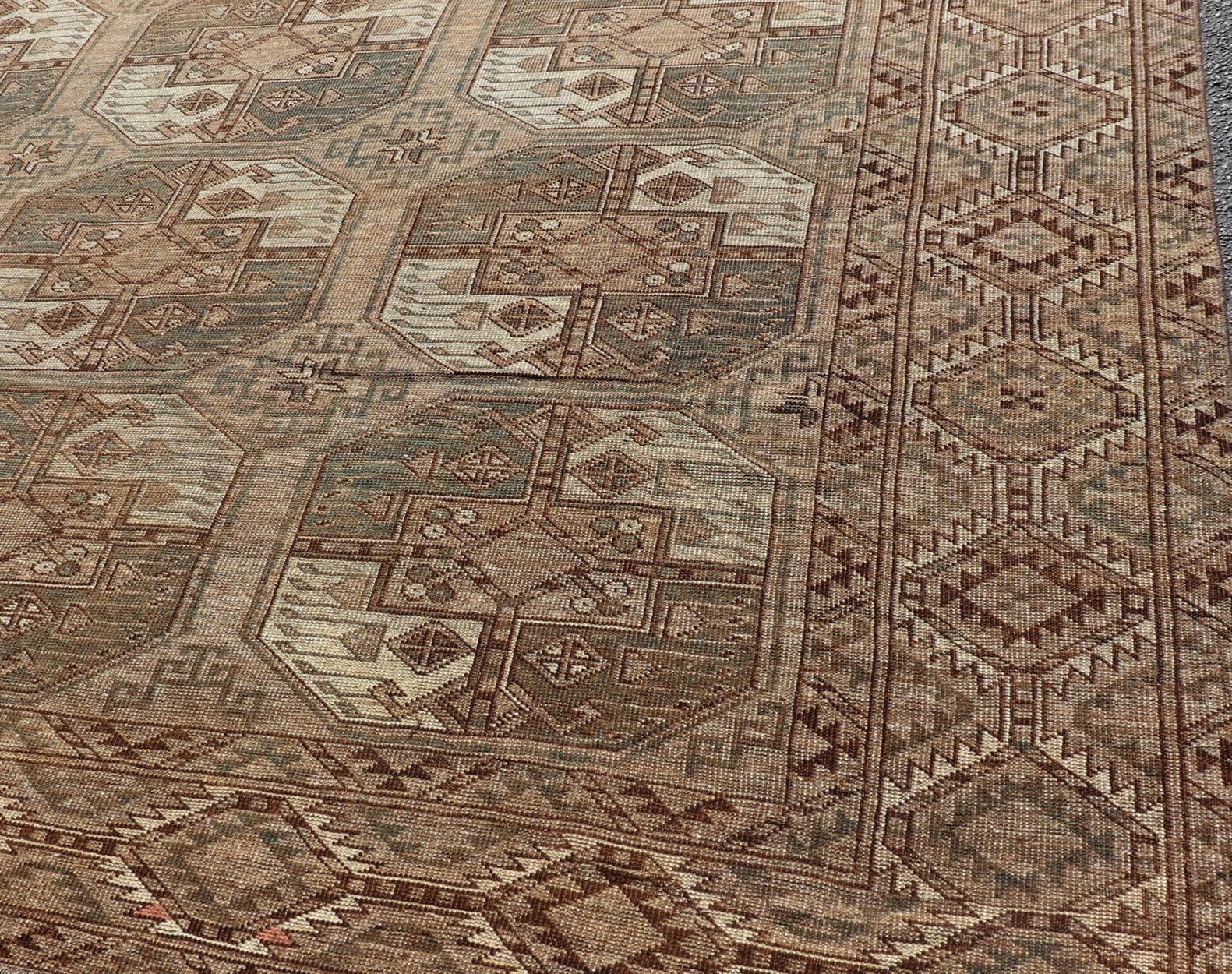 Ce tapis Ersari a été noué à la main dans la laine la plus fine. Le tapis présente un motif Gul sous-géométrique répétitif sur toute la surface du tapis, entouré d'une bordure complémentaire à plusieurs niveaux, représentant de petits motifs