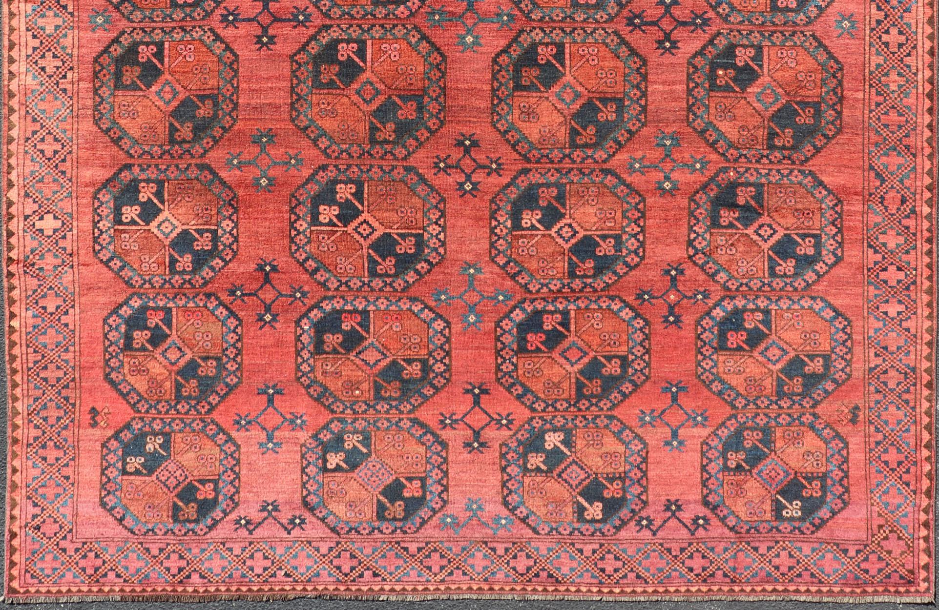 Lana Tappeto Turkomen Ersari in lana, annodato a mano, con disegno Gul in rosso, arancione e blu. in vendita