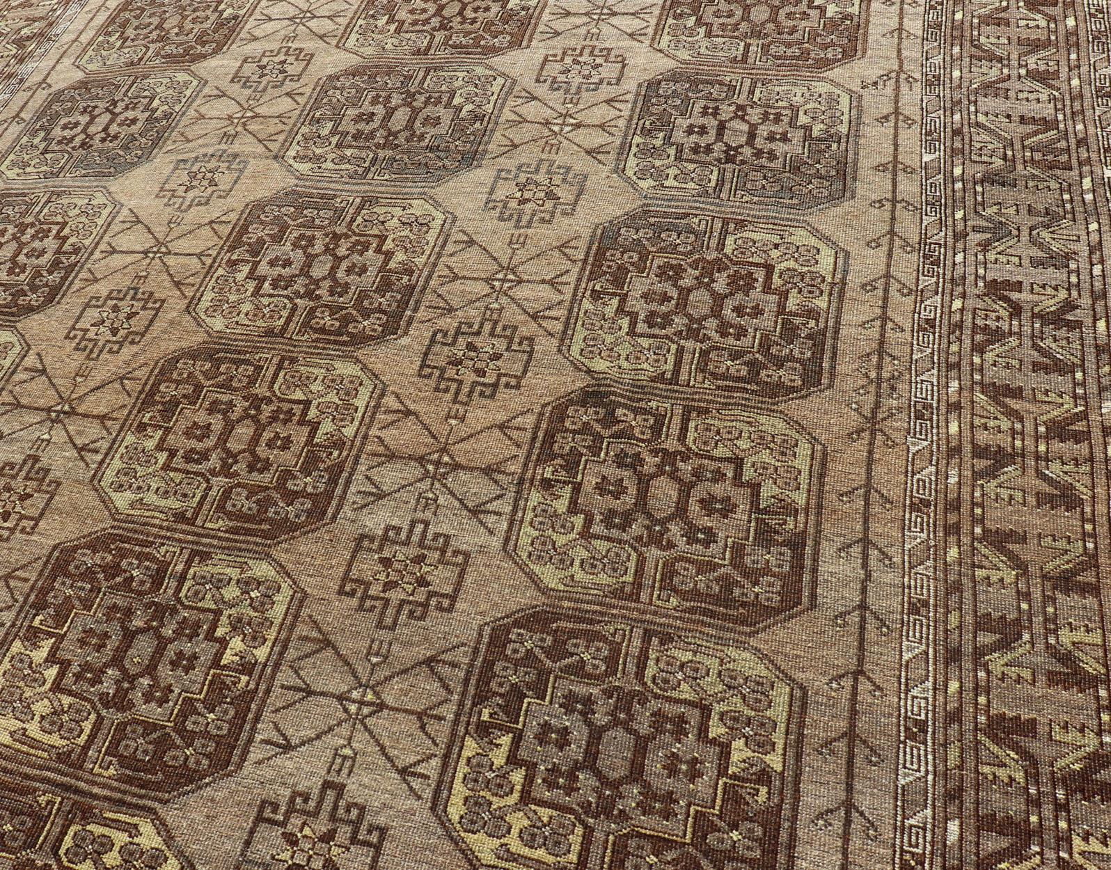 Dieser türkische Ersari-Teppich wurde aus feinster Wolle handgeknüpft. Der Teppich weist ein sich wiederholendes Gul-Muster auf, das sich über den gesamten Teppich erstreckt und von einer komplementären, mehrstufigen Bordüre mit kleinen, sich