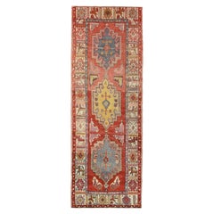 Tapis de couloir vintage anatolien noué à la main à motif de médaillon rouge de Rug & Kilim