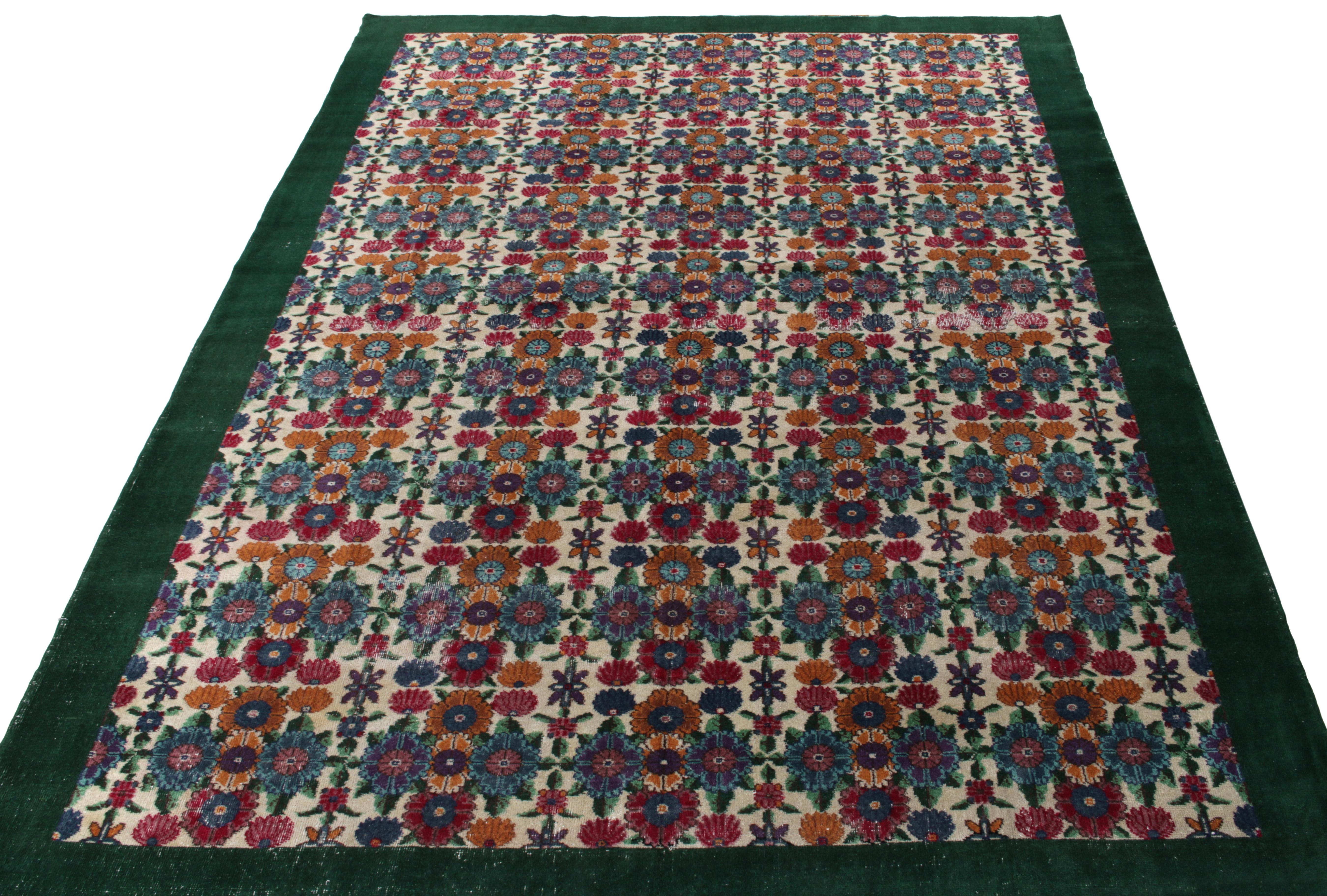 Dieser 8 x 12 große Vintage-Teppich aus der Mitte des Jahrhunderts stammt aus der Türkei (ca. 1960-1970) und zeigt ein wunderschönes Blumenmuster in Aquablau, Goldorange und Kastanienbraun, das liebevoll in eine tiefgrüne Bordüre eingefasst ist. Aus