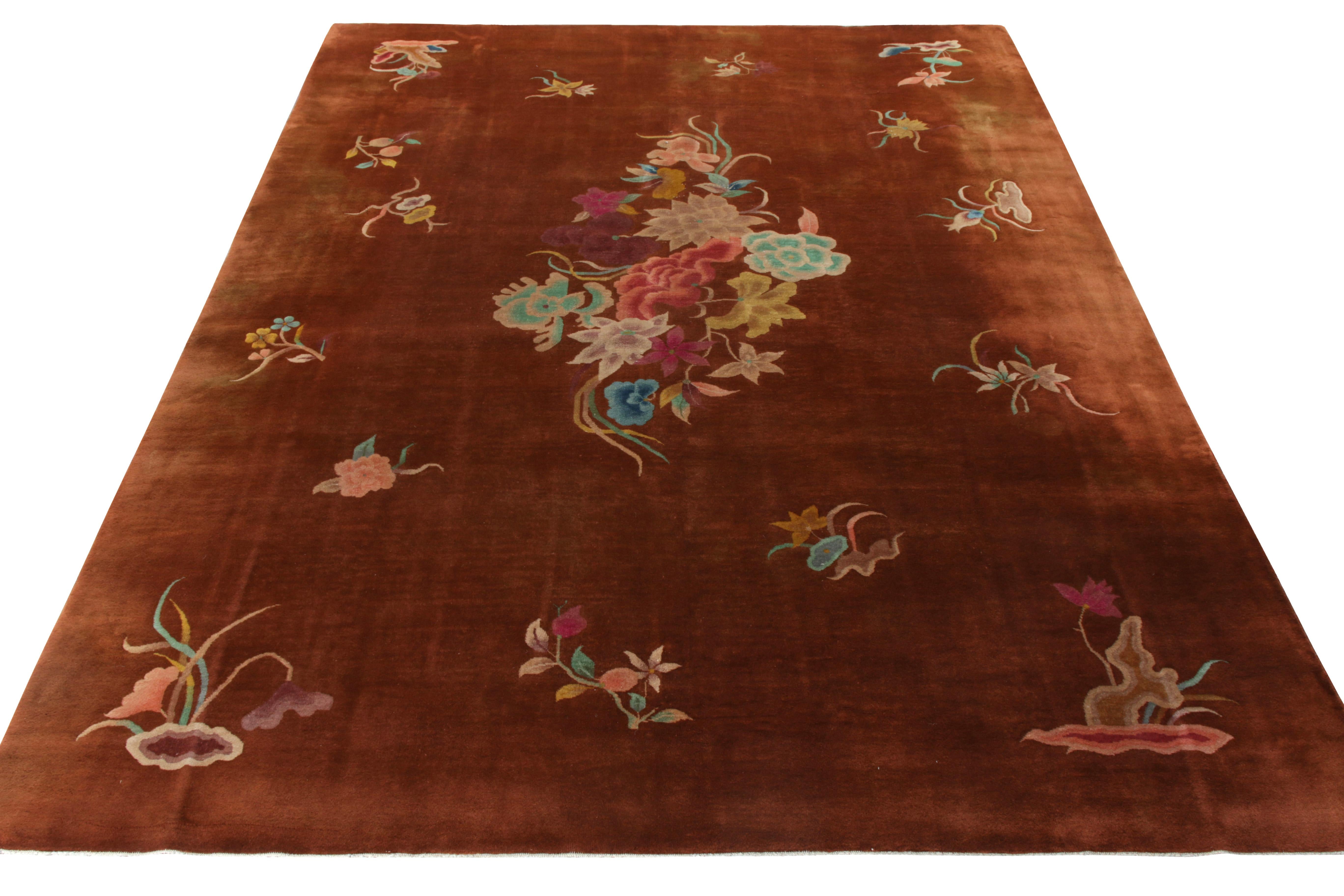 Dieser handgeknüpfte Art-Déco-Teppich im üppigen Format 9 x 12 aus China (ca. 1950-1960) stammt aus der begehrten Antique & Vintage Collection von Rug & Kilim. Der Teppich spiegelt den Stil der 1920er Jahre wider und zeigt ein elegantes Blumenmuster