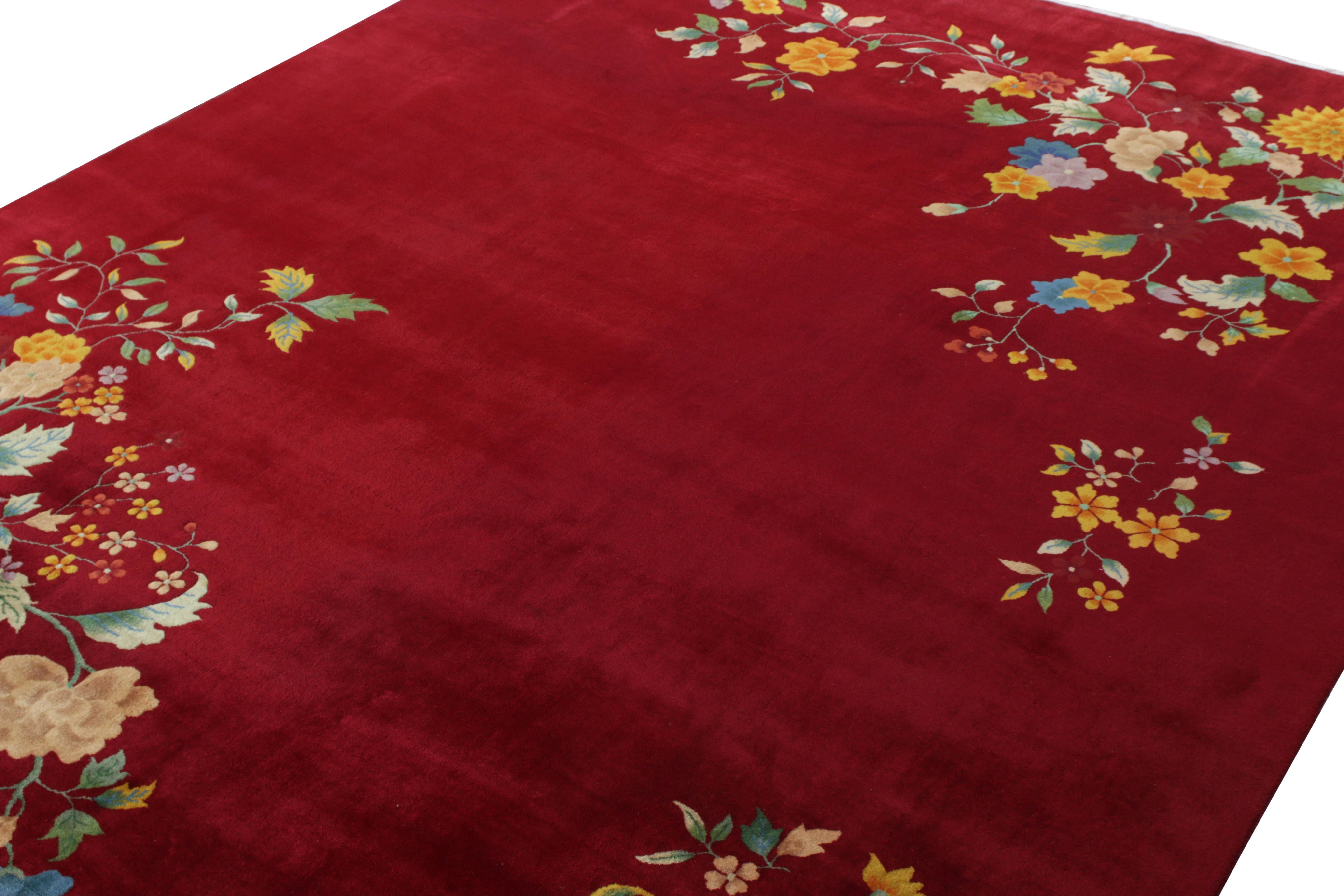 Chinesischer Art-Déco-Teppich im Vintage-Stil mit rotem und goldenem Blumenmuster von Teppich & Kelim (Art déco) im Angebot