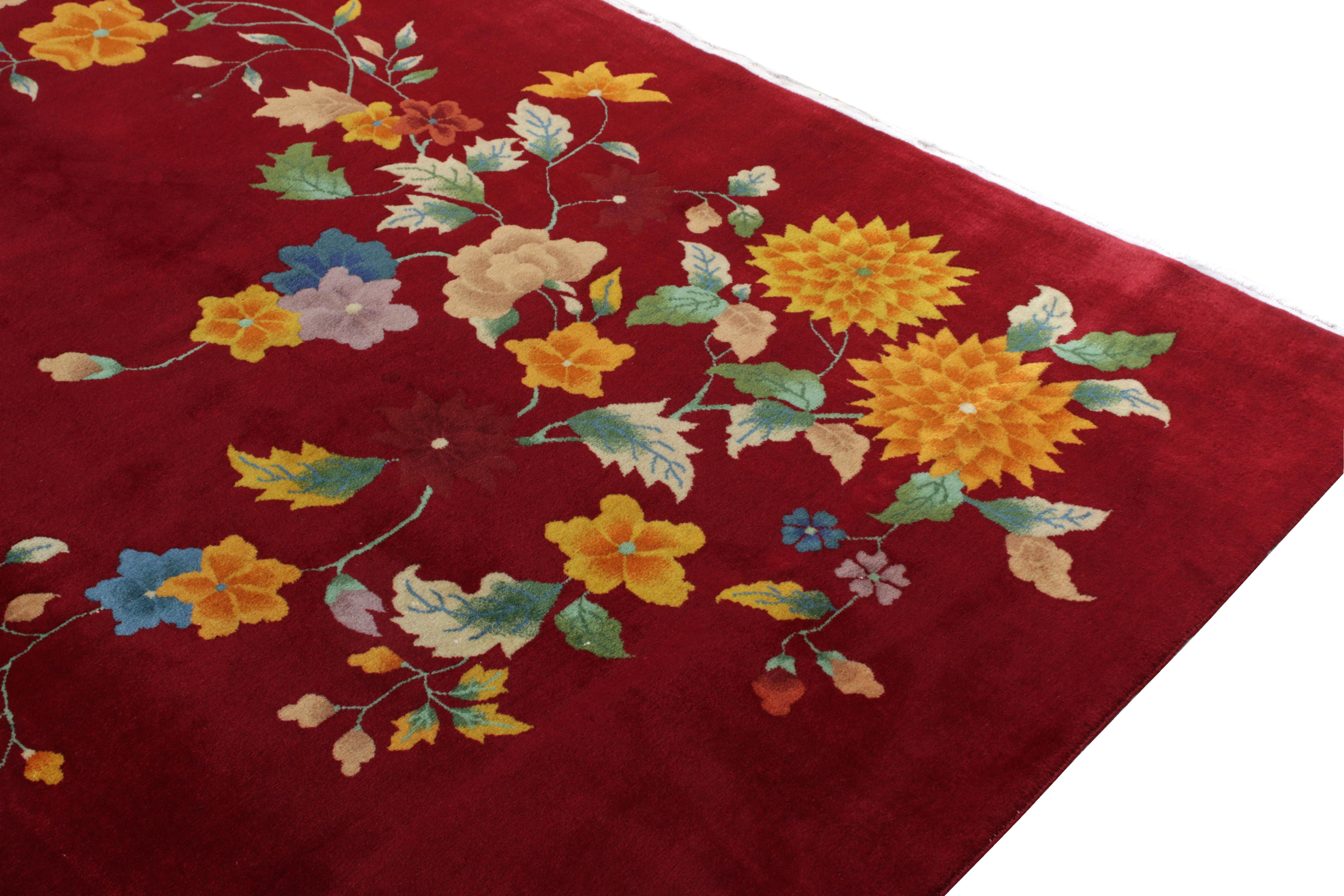 Chinesischer Art-Déco-Teppich im Vintage-Stil mit rotem und goldenem Blumenmuster von Teppich & Kelim (Handgeknüpft) im Angebot