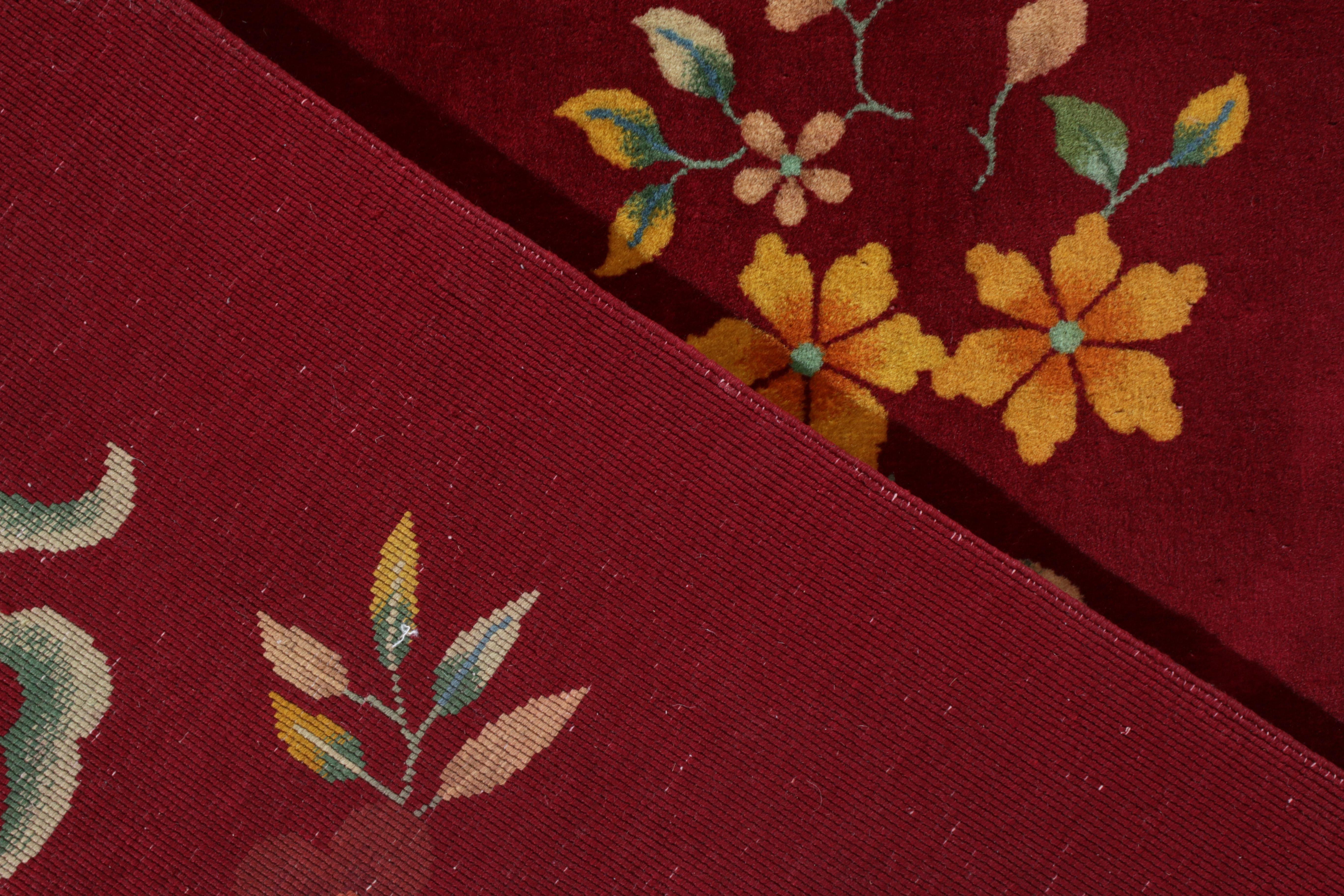 Chinesischer Art-Déco-Teppich im Vintage-Stil mit rotem und goldenem Blumenmuster von Teppich & Kelim im Zustand „Gut“ im Angebot in Long Island City, NY