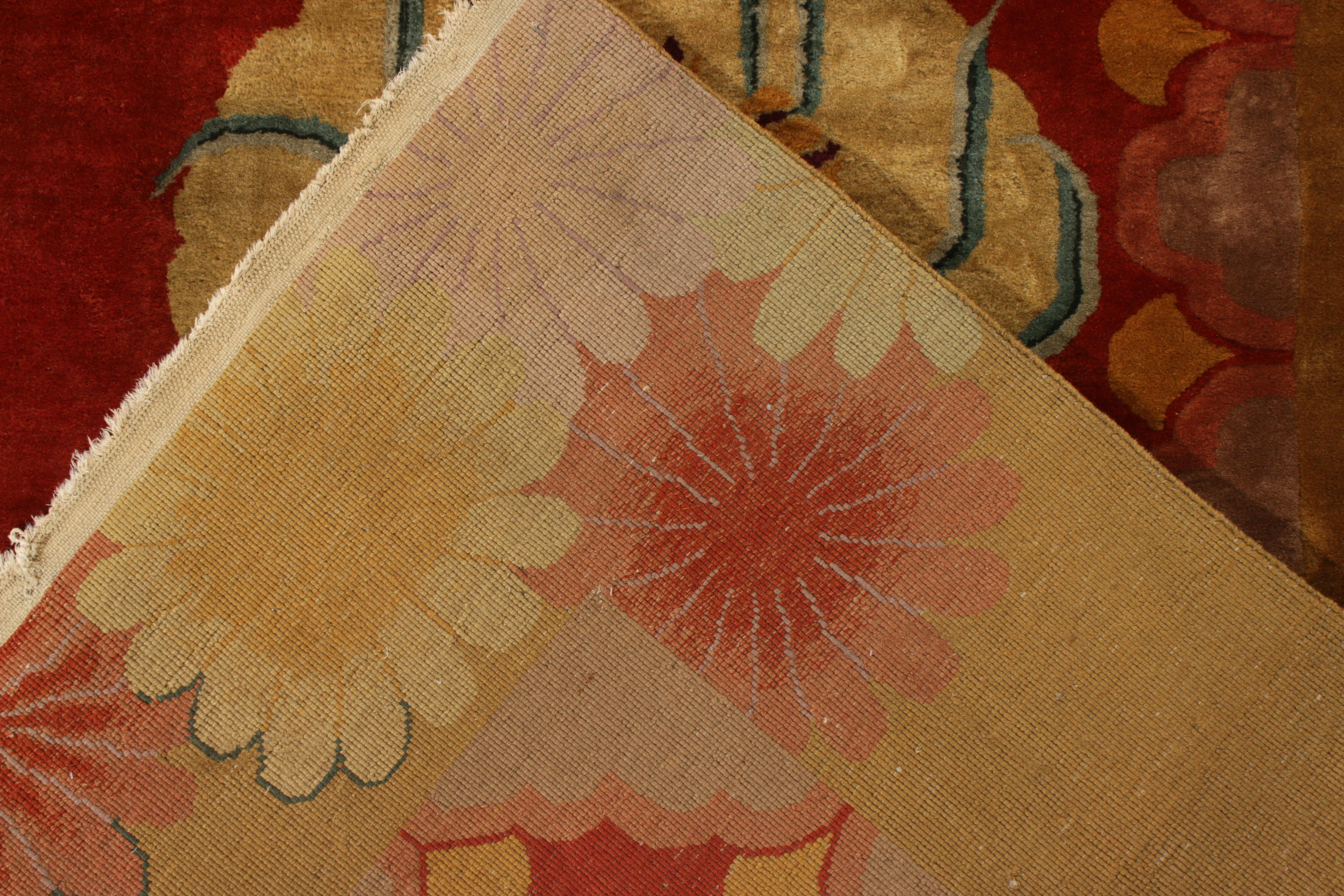 Chinesischer Art-Déco-Teppich im Vintage-Stil mit rotem und goldenem Bildmuster von Teppich & Kelim im Zustand „Gut“ im Angebot in Long Island City, NY