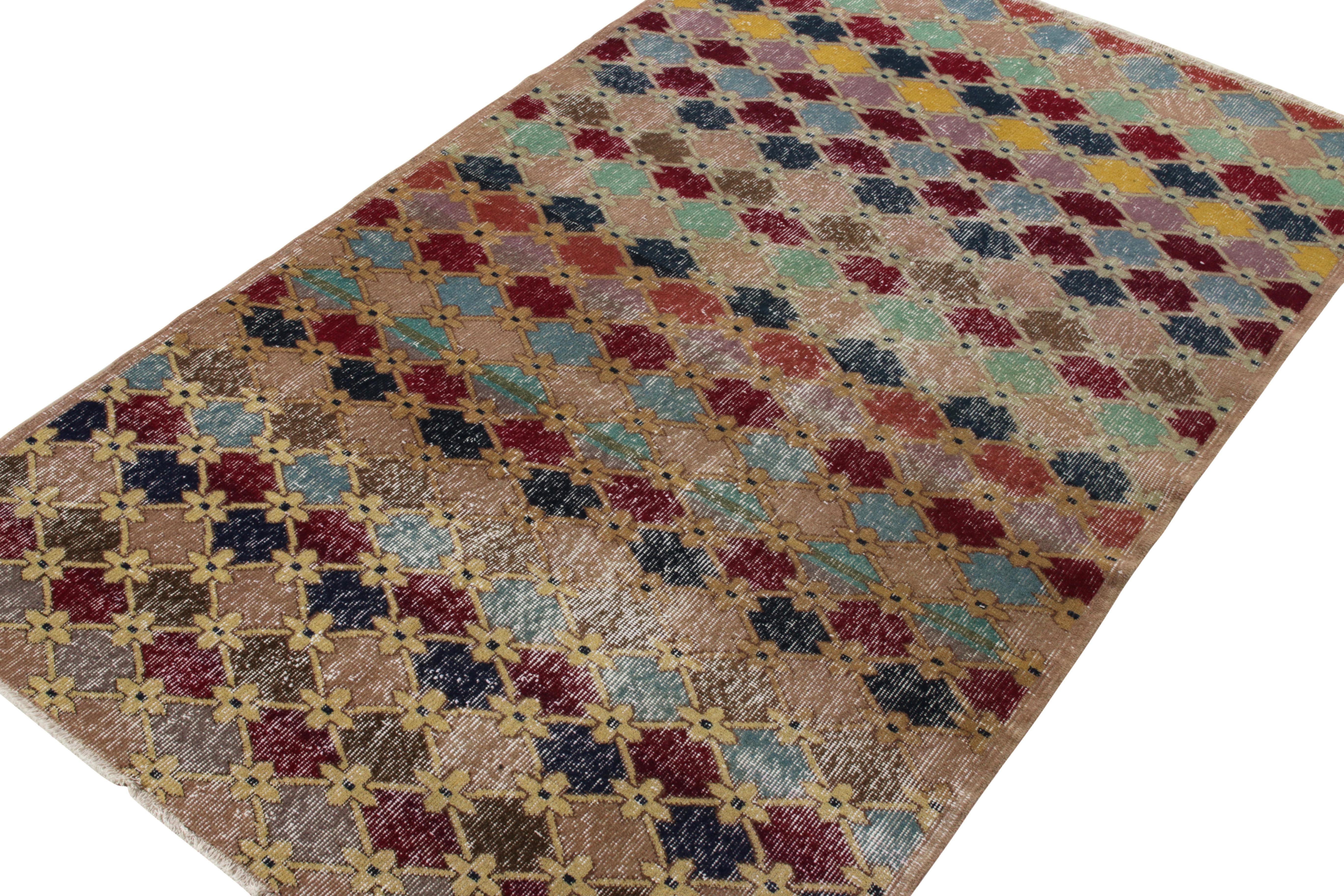 Vintage Distressed Art Deco Teppich in Rosa, geometrisches Blumenmuster von Teppich & Kelim (Art déco) im Angebot