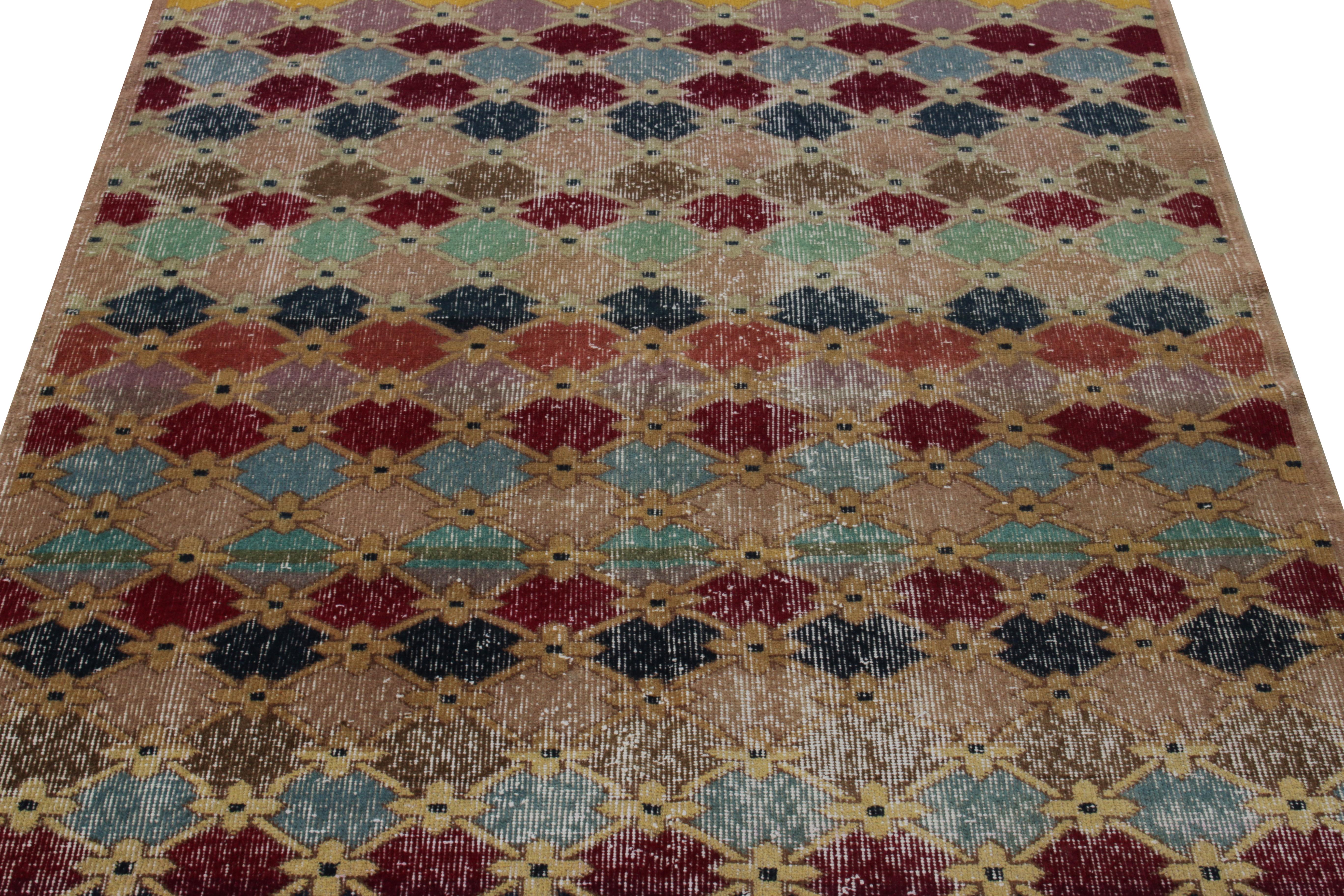 Vintage Distressed Art Deco Teppich in Rosa, geometrisches Blumenmuster von Teppich & Kelim (Türkisch) im Angebot