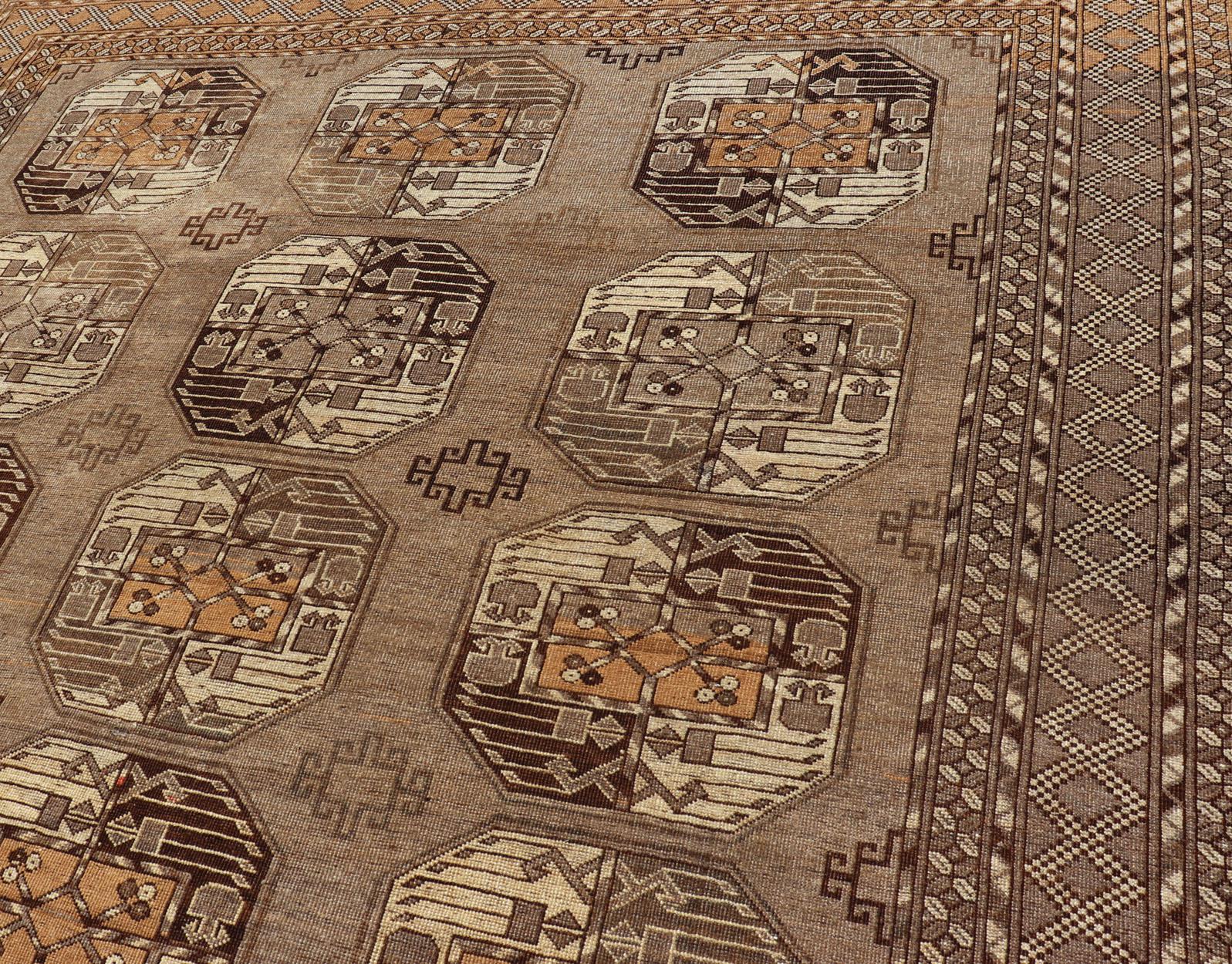 Tapis Turkomen Ersari en laine nouée à la main avec un design répétitif subgéométrique Gul, Keivan Woven Arts ; tapis EMB-9646-P13546, pays d'origine / type : Turkestan / Ersari, circa 1940s.

Mesures : 7'0 x 10'8.

Ce tapis Turkomen Ersari a été