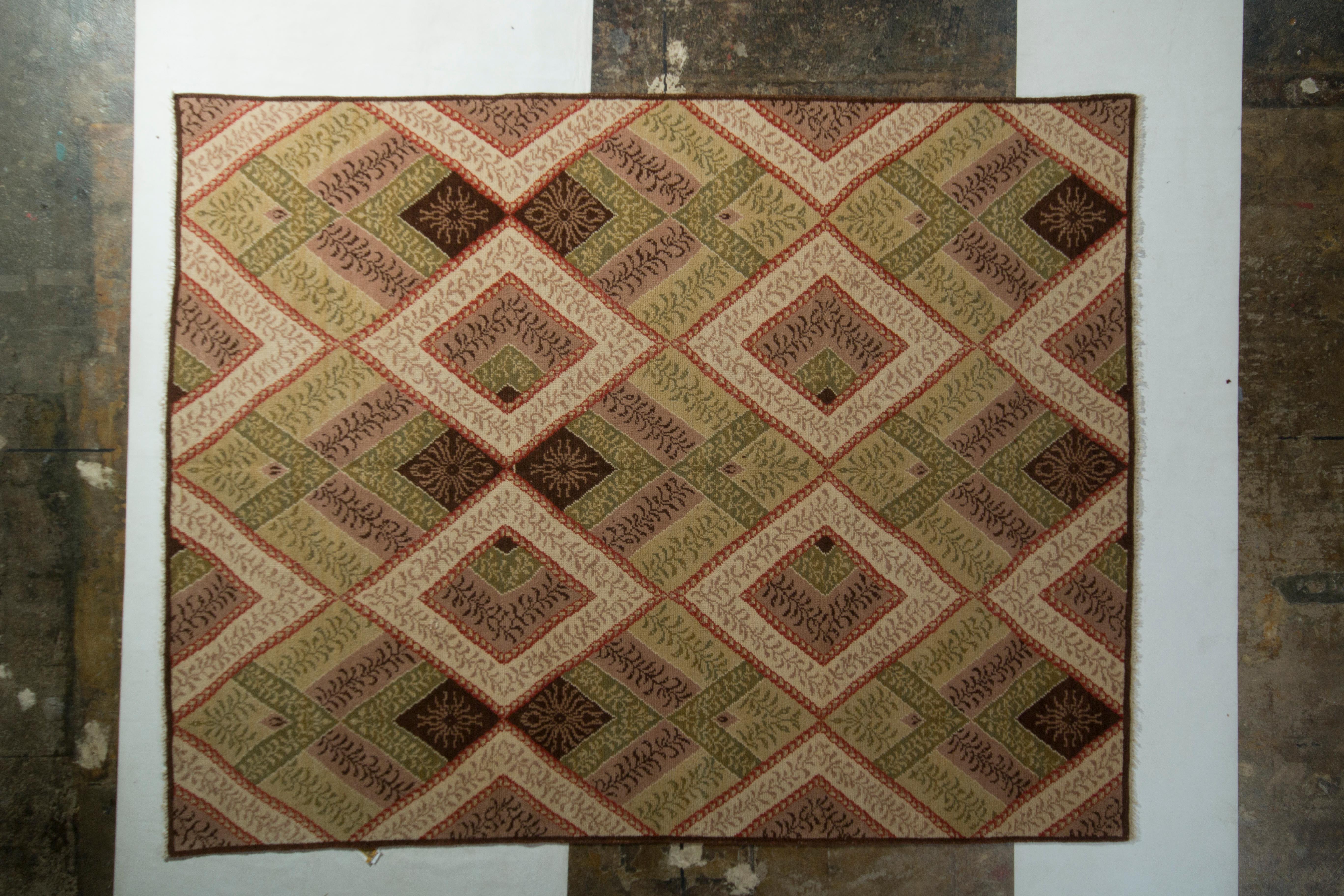 Realizzato in lana annodata a mano in formato 9 x 12 e risalente al 1980 circa, questo tappeto vintage French Country proviene da uno dei primi disegni tradizionali della collezione Modern Classics di Rug & Kilim, acquisito dal lavoro di Berj