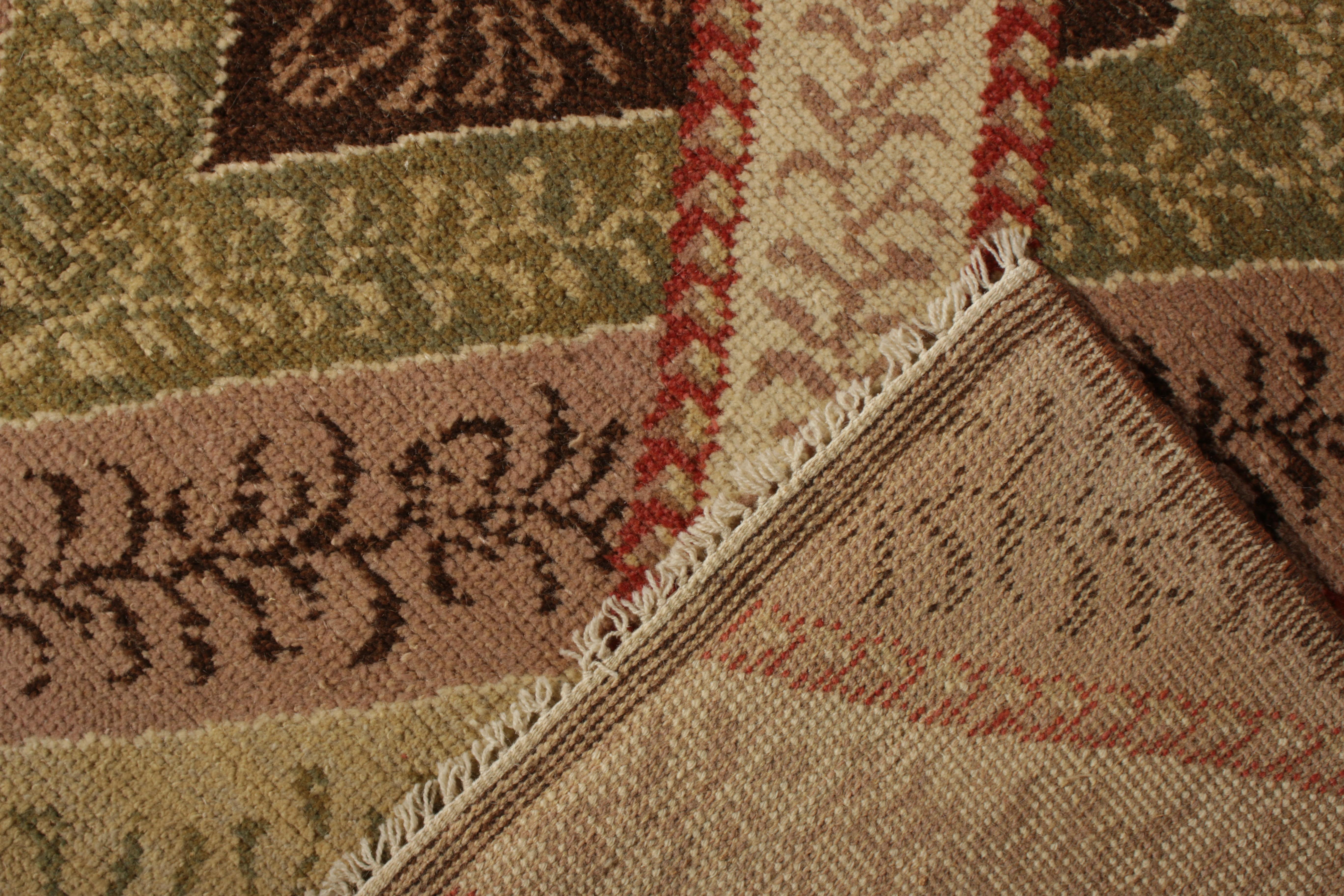 Tappeto Vintage French Country annodato a mano con motivo verde all-over di Rug & Kilim in vendita 1