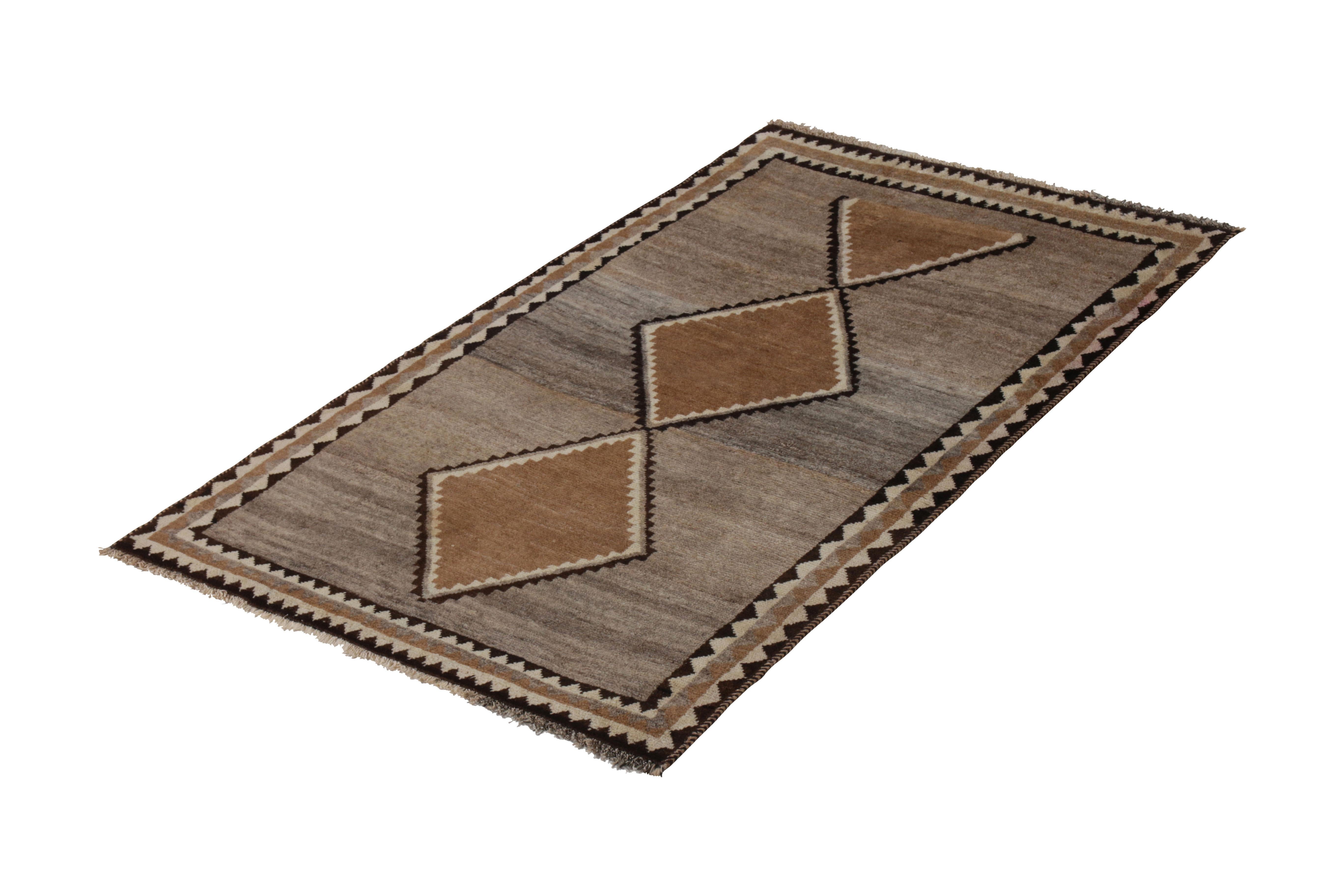 Dieser Vintage-Perserteppich aus handgeknüpfter Wolle stammt aus der Zeit um 1950-1960 und erinnert an das Design eines Gabbeh-Teppichs aus der Mitte des letzten Jahrhunderts, einer berühmten Stammesfamilie unter den Orientteppichen, die sich an