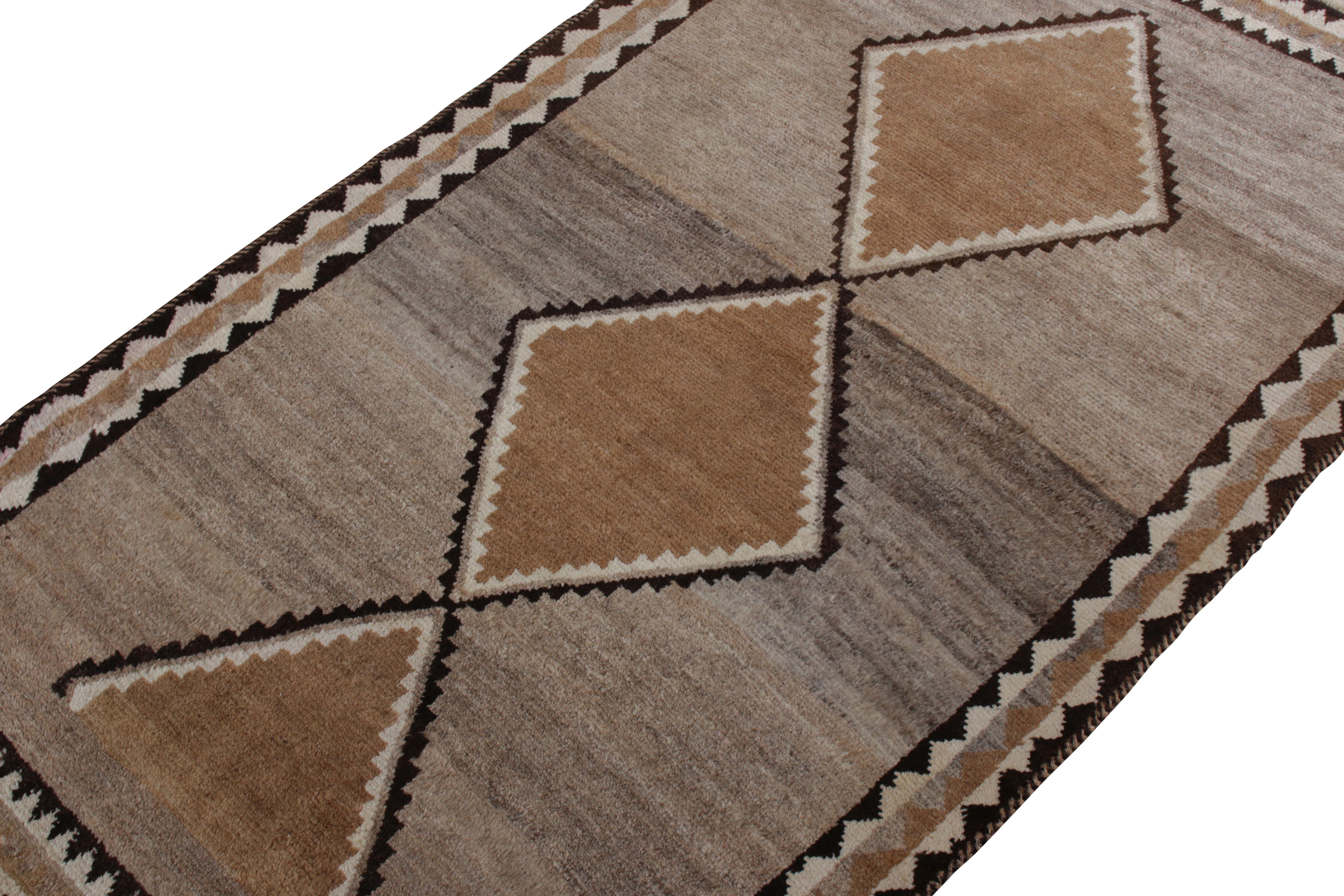 Gabbeh Vintage-Teppich im Medaillon-Stil, Mid-Century-Perserteppich-Design von Teppich & Kelim (Stammeskunst) im Angebot