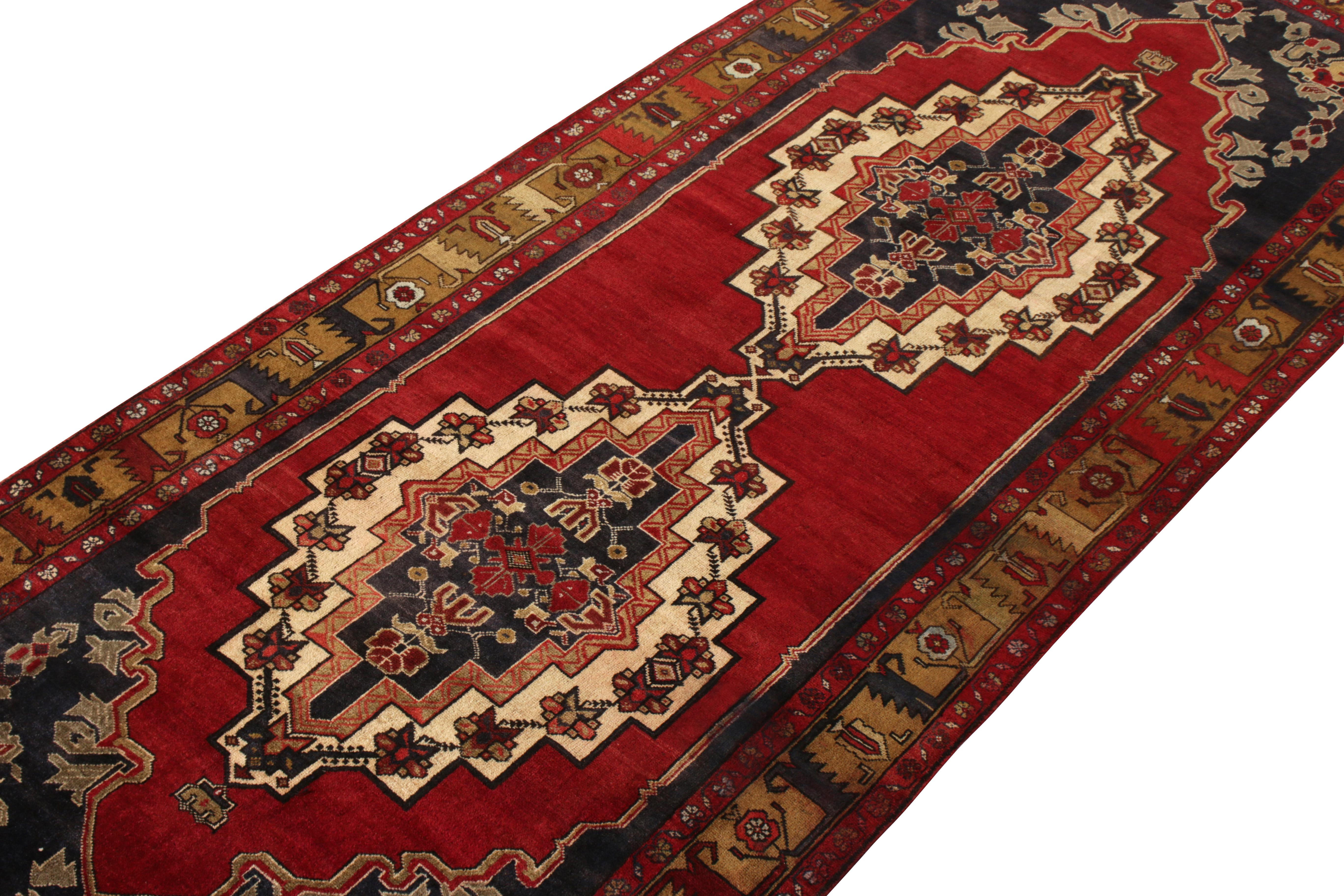 Handgeknüpfter Vintage-Teppich in Rot mit mehrfarbigem Medaillonmuster von Teppich & Kelim (Stammeskunst) im Angebot