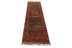 Tapis de couloir berbère marocain vintage, motif médaillon marron et rose par Rug & Kilim