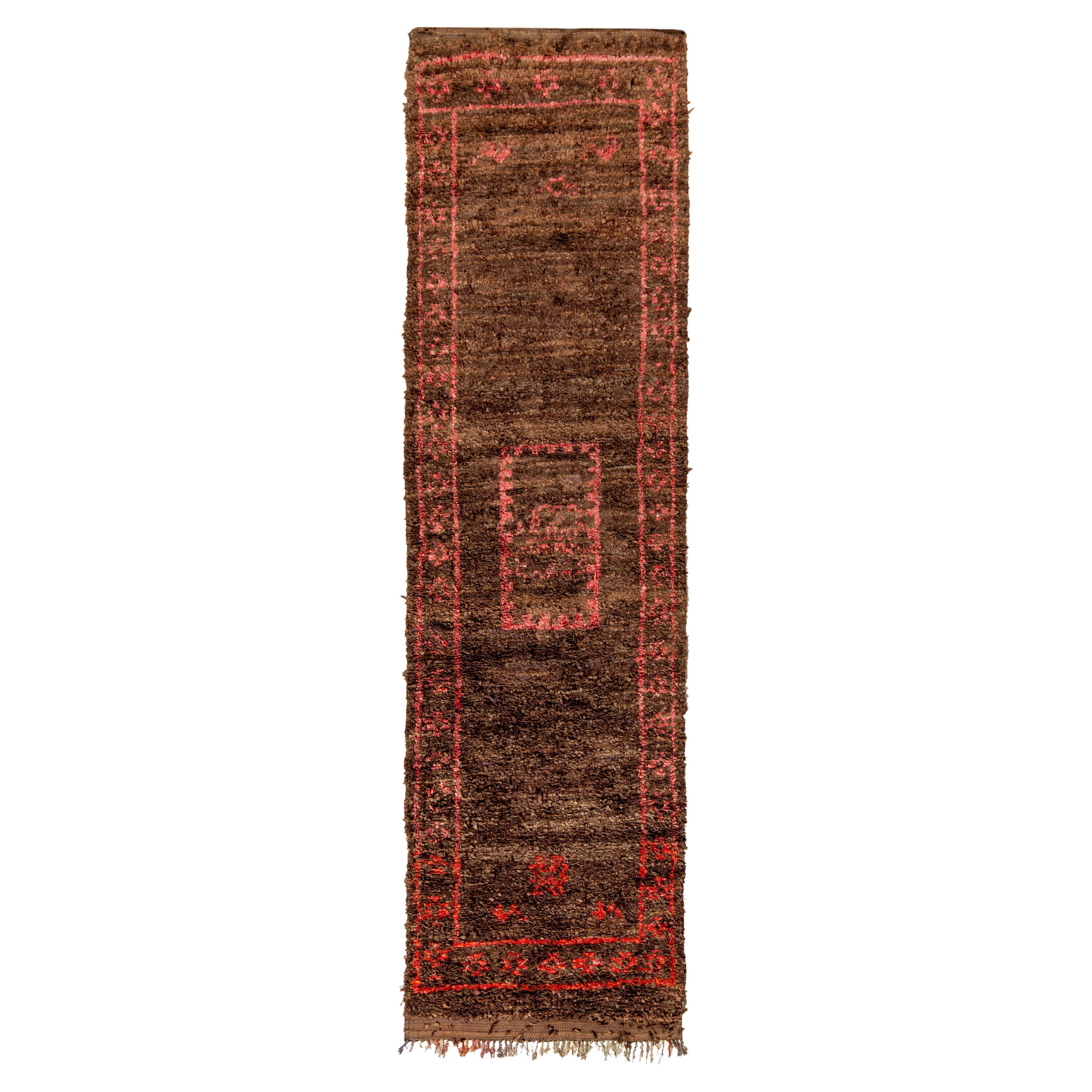 Tapis de couloir berbère marocain vintage, motif médaillon marron et rose par Rug & Kilim en vente